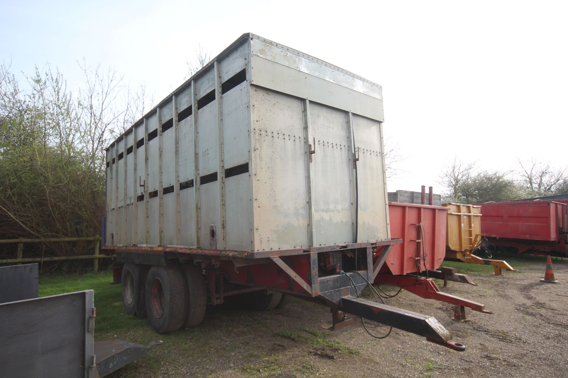 19ft 6in twin axle tractor drawn livestock trailer. Ex-lorry drag. With steel suspension and twin - Image 2 of 34