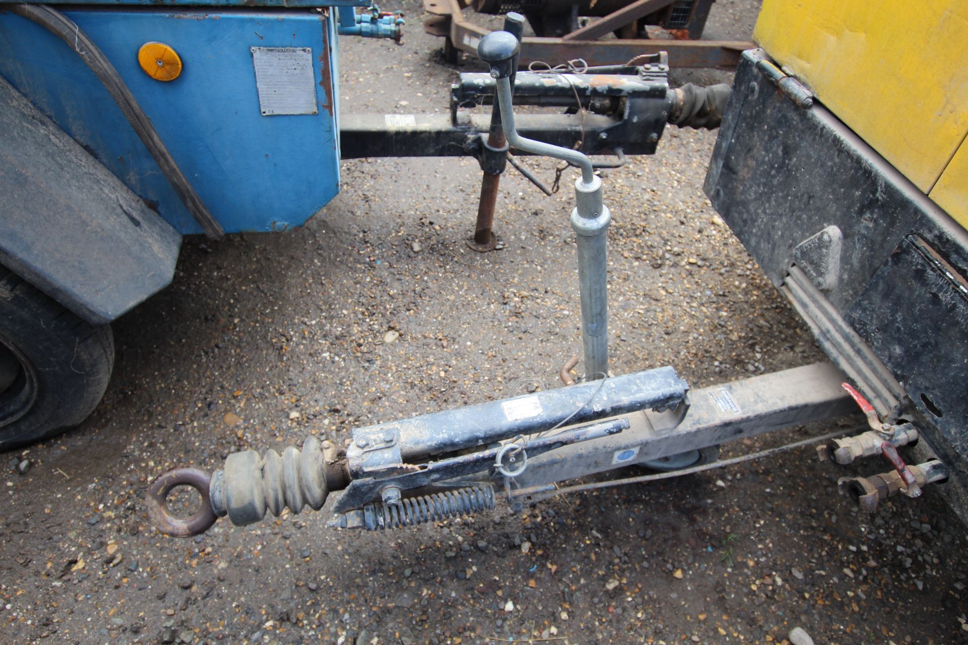 Road tow compressor. With pipes, lance and breaker - Image 2 of 28