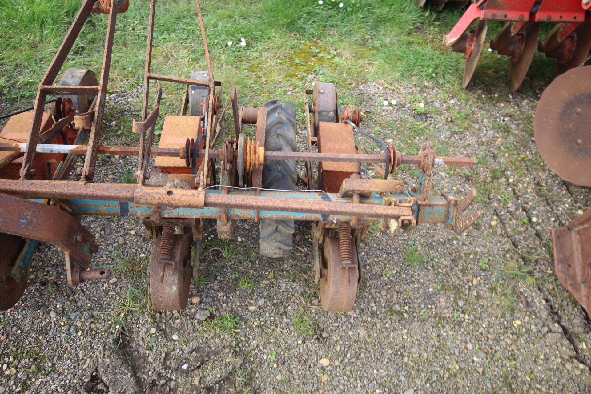 Six row beet drill. For spares/ reapir. V - Bild 3 aus 12