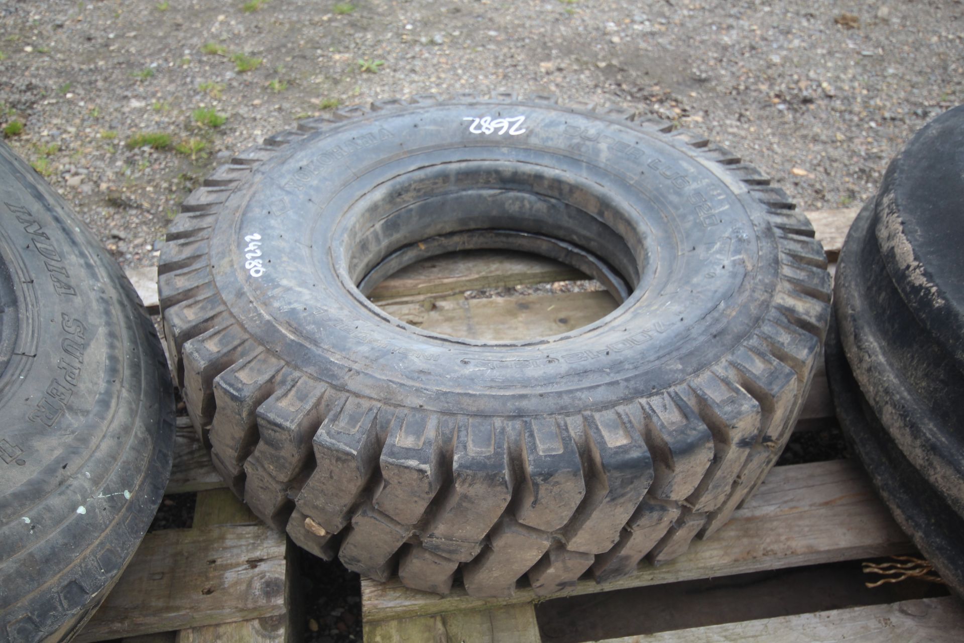 700x12 forklift tyre @ 100%. - Image 2 of 4