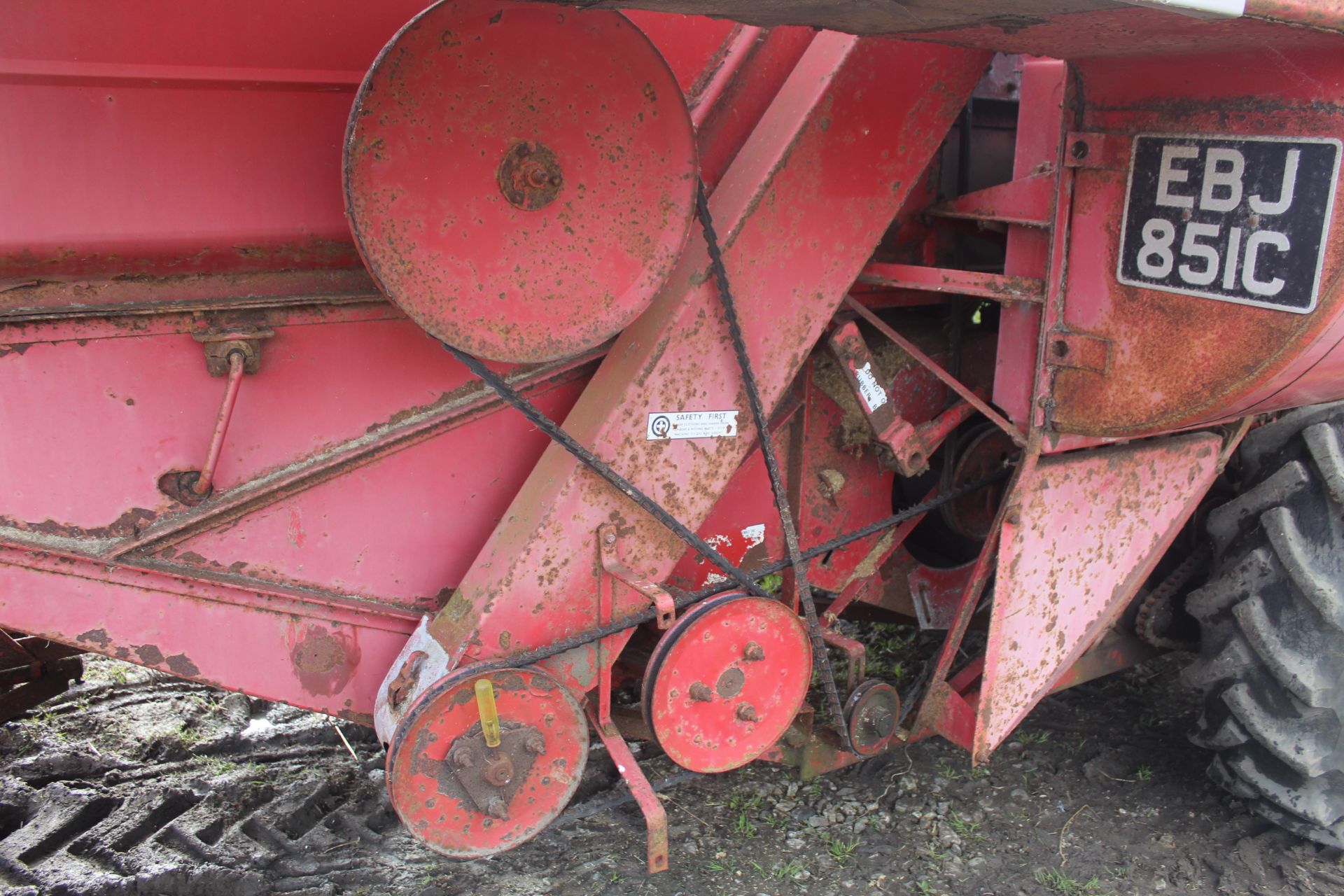 Massey Ferguson 788 8ft cut combine. Registration EBJ 851C (no paperwork). 12.4/11-28 front wheels - Image 40 of 53