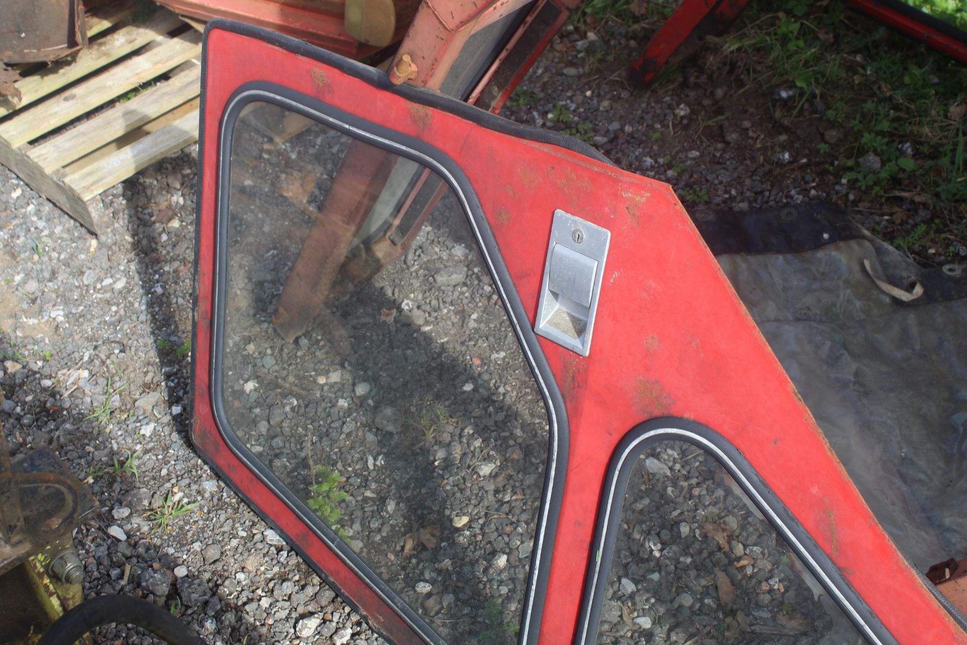 Massey Ferguson 240 cab and mudguards. - Image 4 of 16