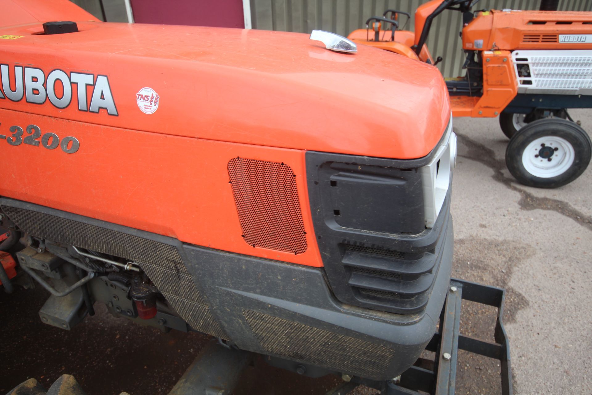 Kubota L3200 4WD compact tractor. Registration AY15 CYZ. Date of first registration xx/xx/2015. - Bild 7 aus 30