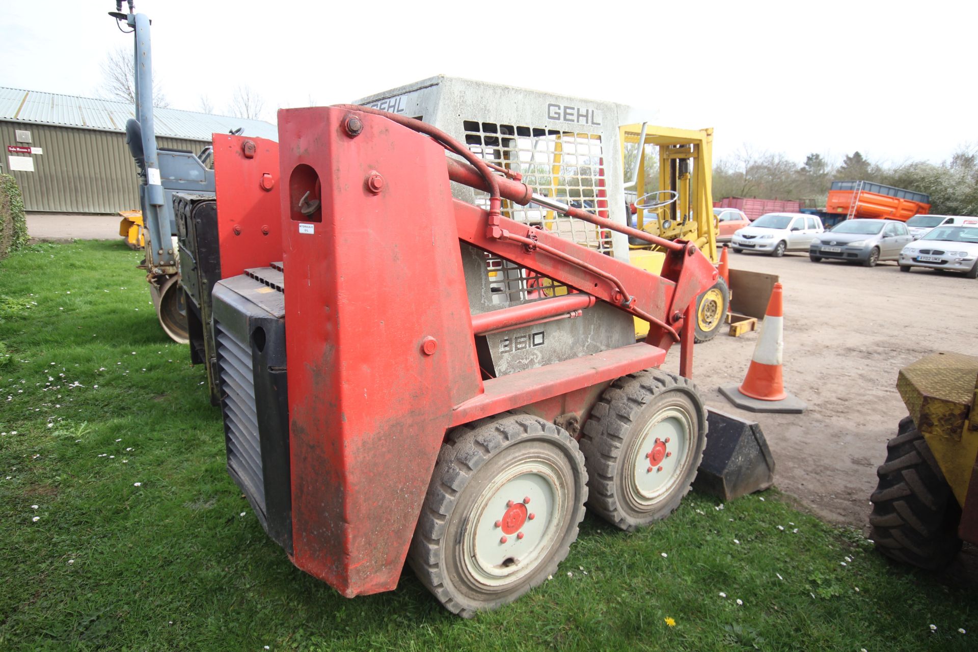 Gehl 3610 skid steer loader. With pallet tines and bucket. Key held. - Image 3 of 35