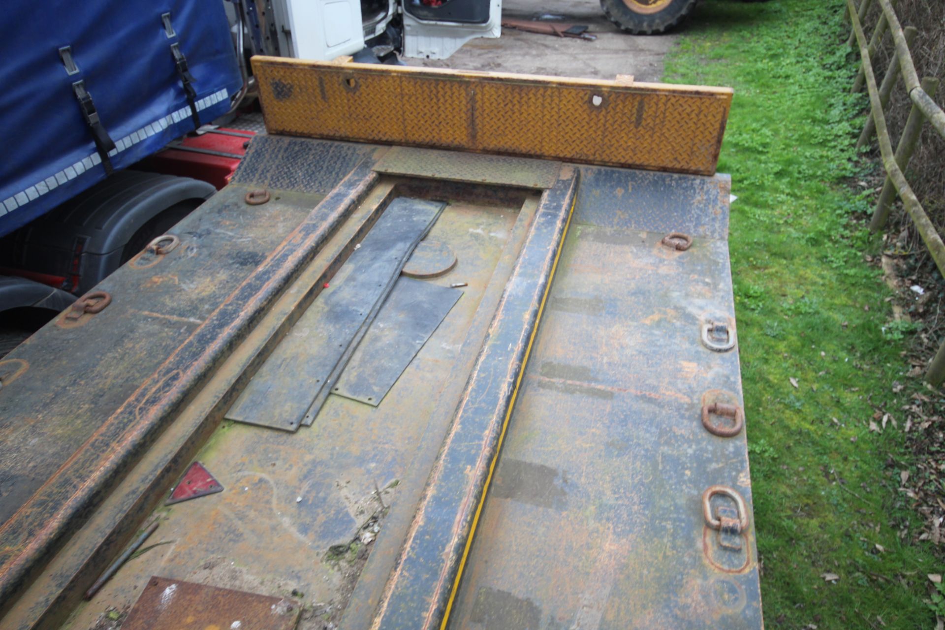 SM Trailers 37.3T 13.7m tri-axle step frame beavertail low loader trailer. Registration C198677. - Image 53 of 56