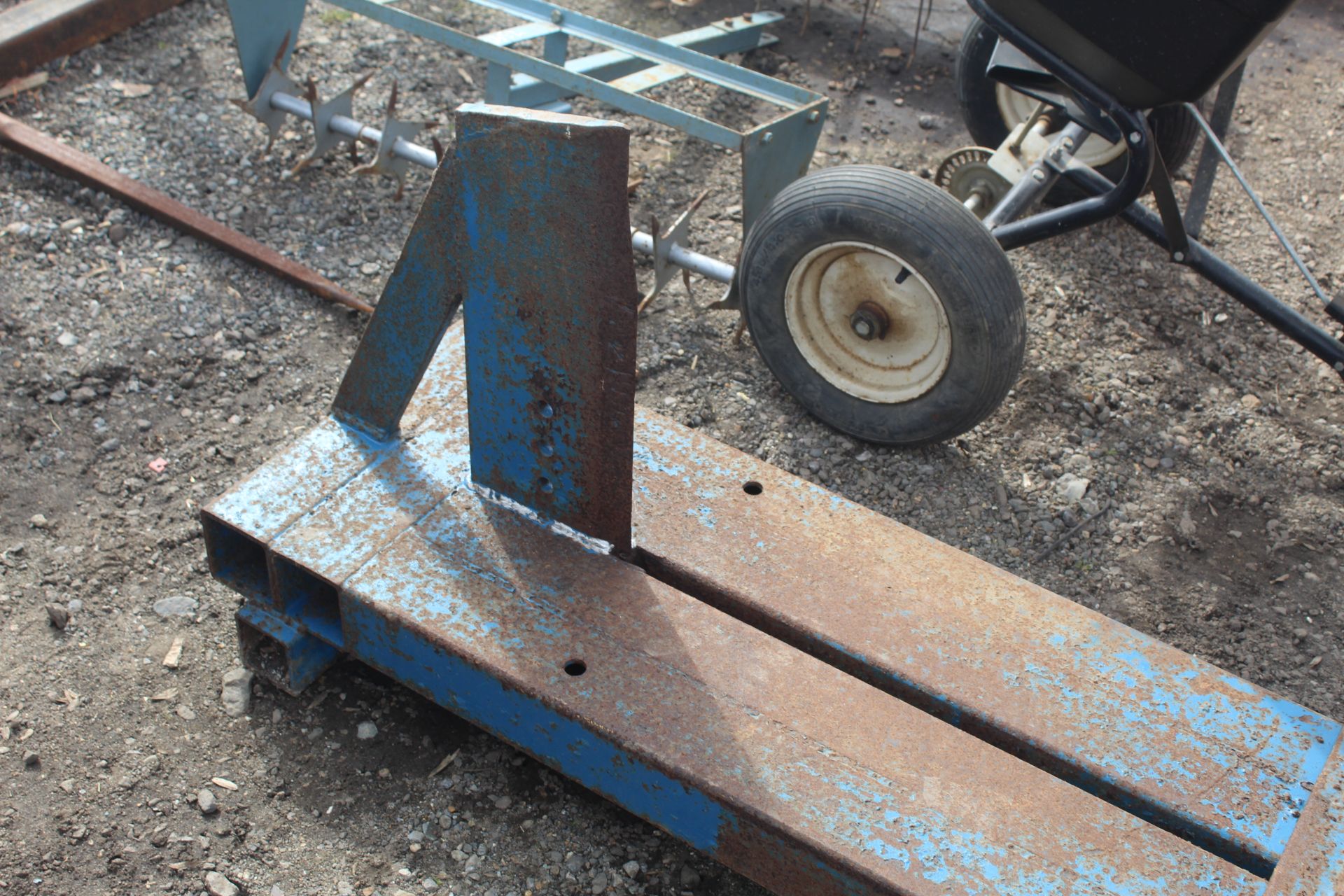 Linkage mounted heavy duty hydraulic log splitter. - Image 2 of 12