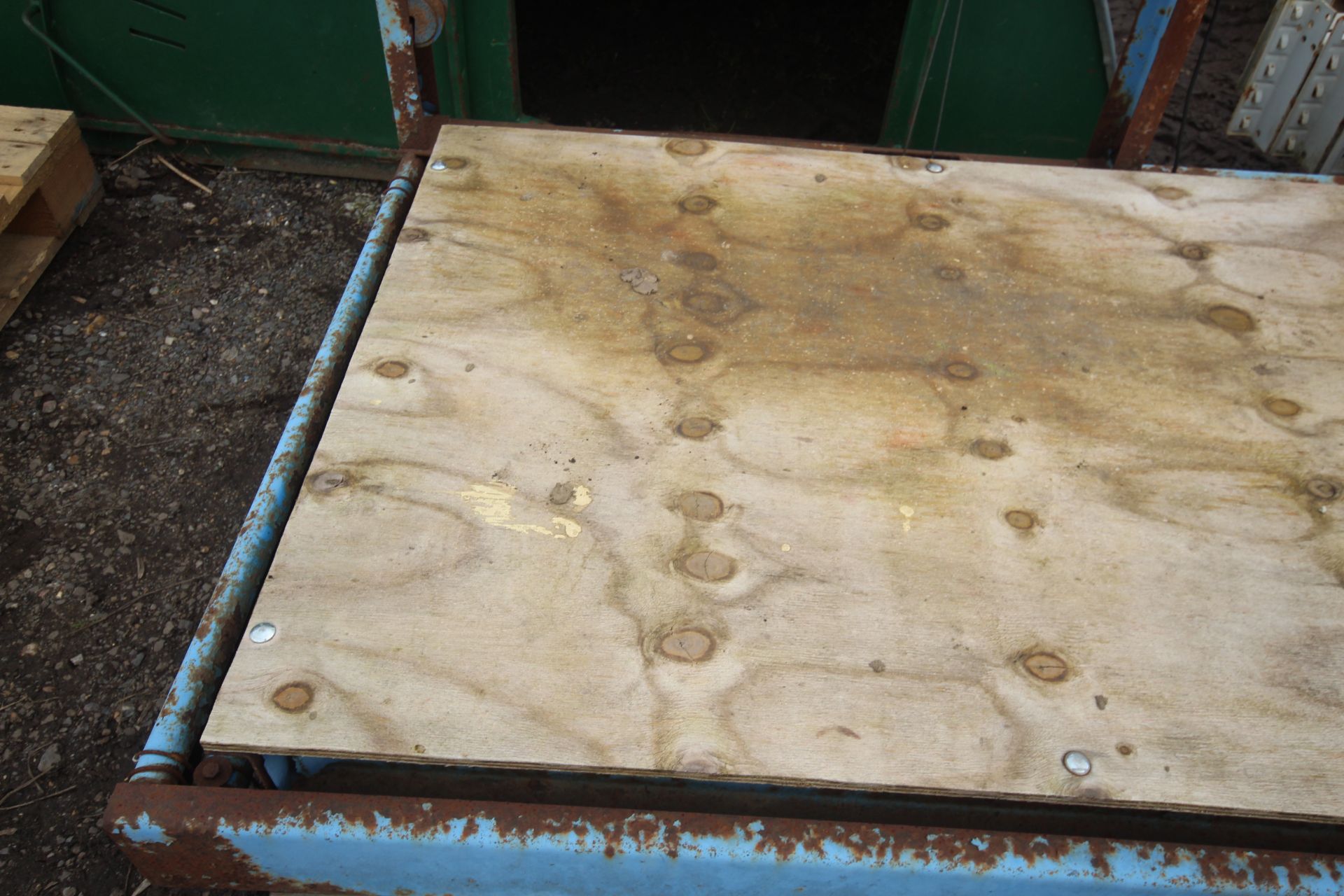 Large pallet scales. Previously used for bagging 500kg seed. Could be used for firewood. V - Image 2 of 5