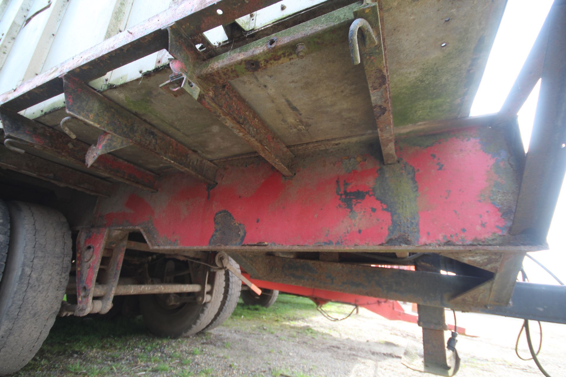 19ft 6in twin axle tractor drawn livestock trailer. Ex-lorry drag. With steel suspension and twin - Image 34 of 34
