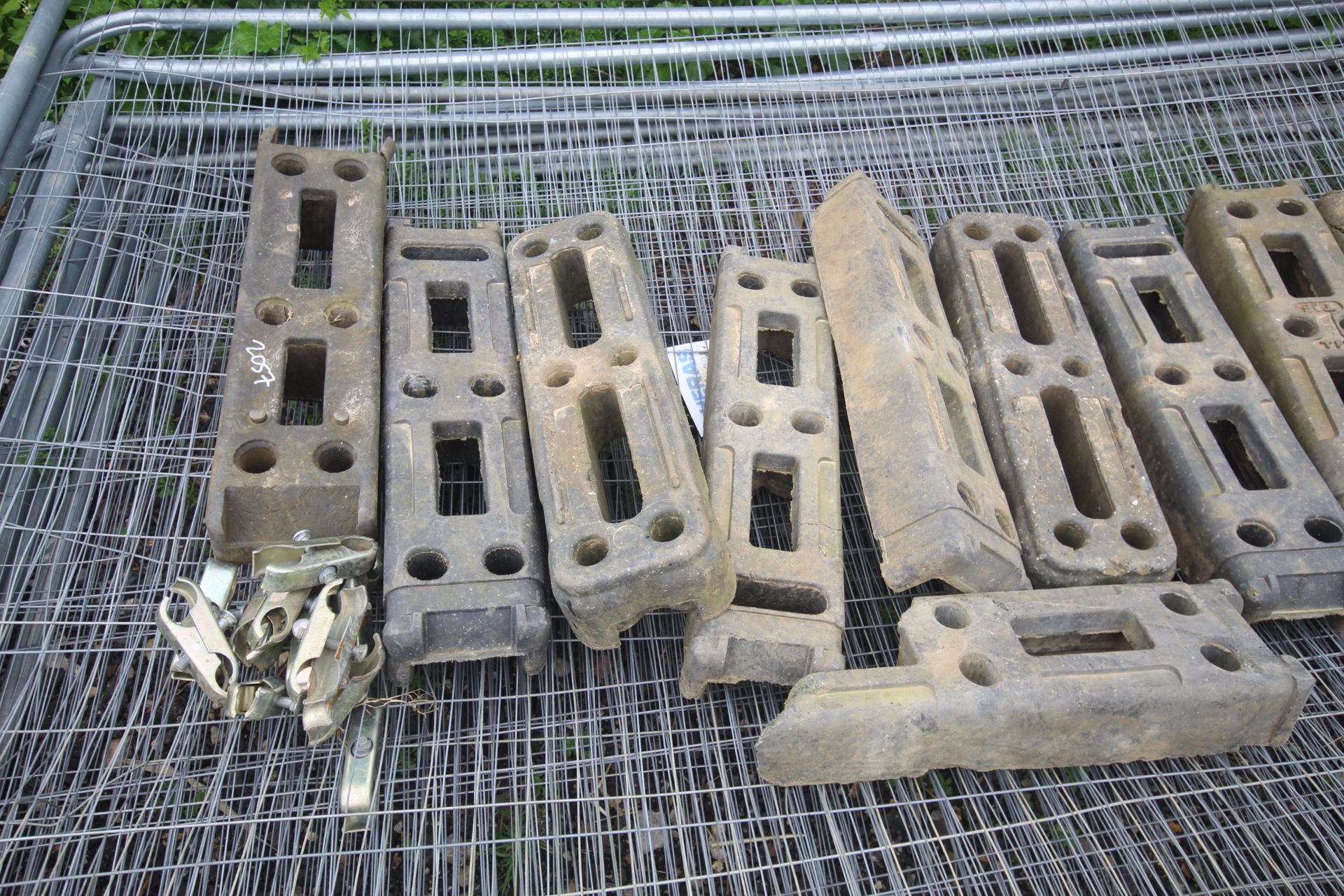 Quantity of Heras fence panels, clips and feet. - Image 4 of 8