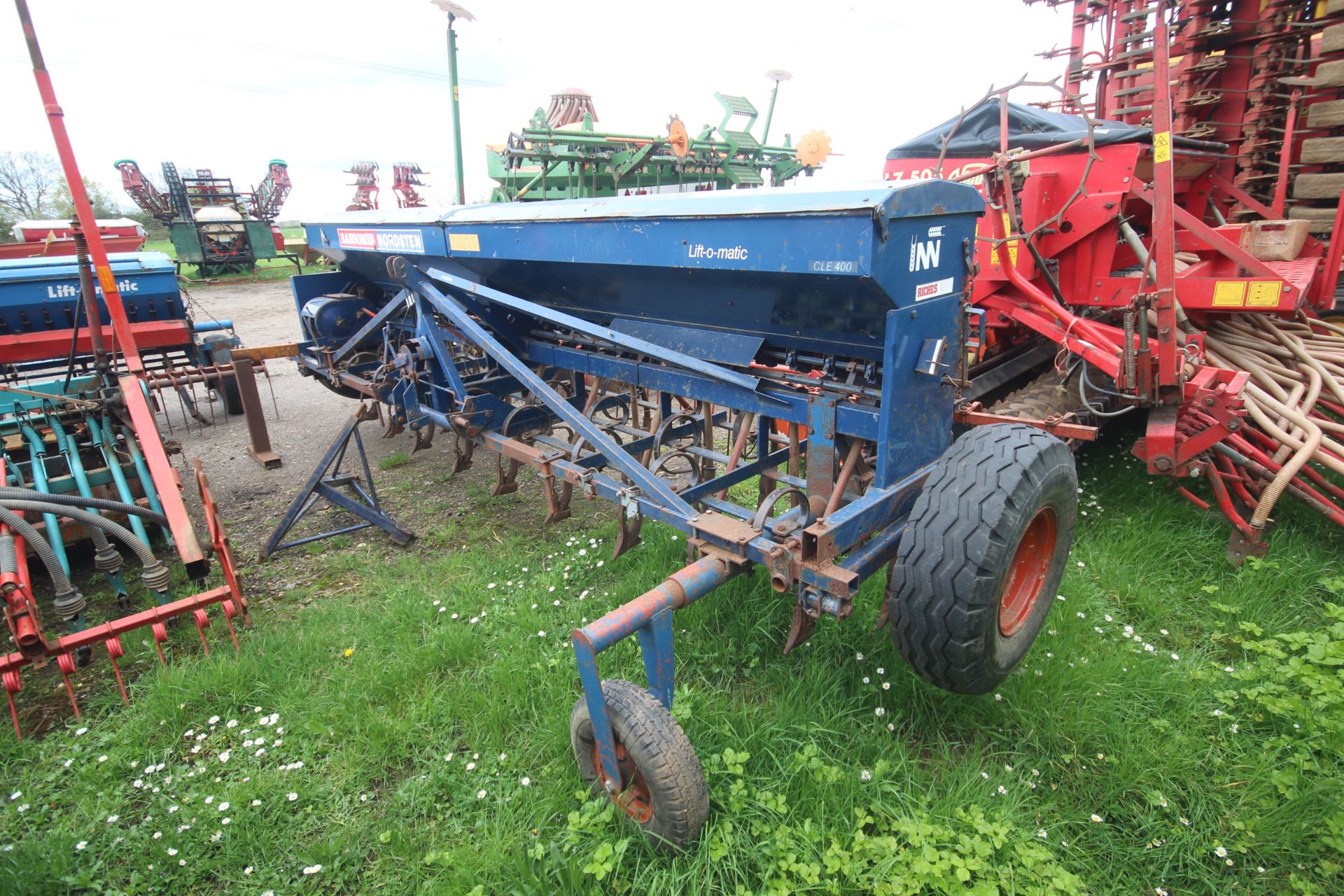 Ransomes Nordsten Lift-o-matic CLE400 4m spring tine drill. With end tow. V - Image 4 of 29
