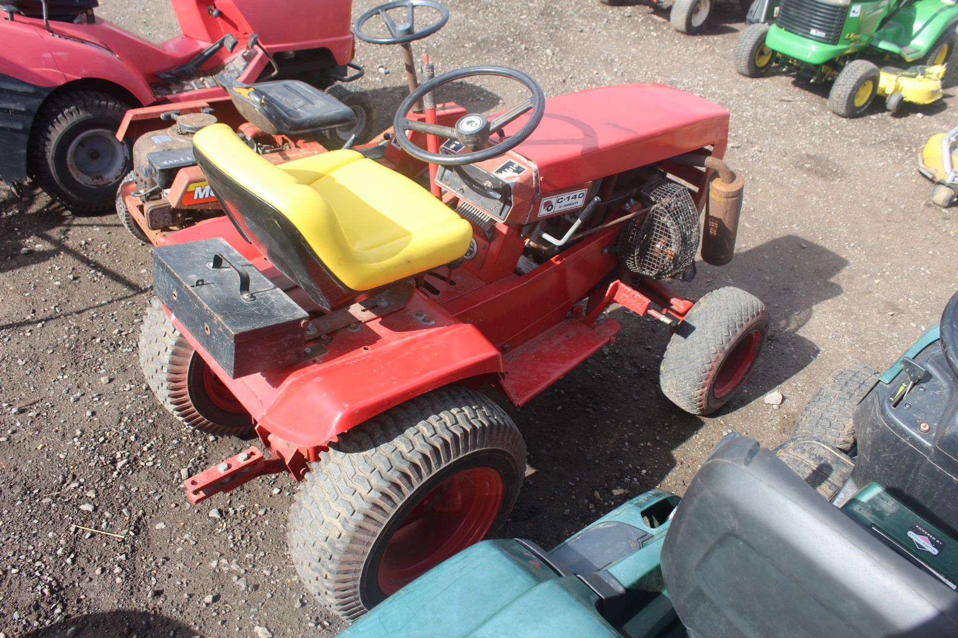 Wheel Horse garden tractor. Key held - Bild 2 aus 18
