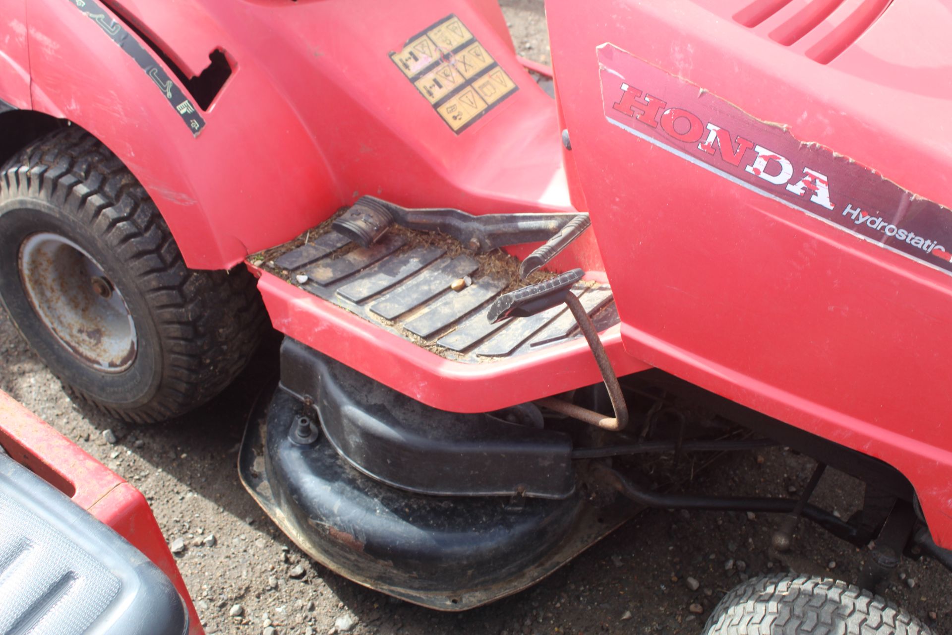 Honda Hydrostatic 2113 ride on mower. For spares or repair. Key held. - Image 8 of 20