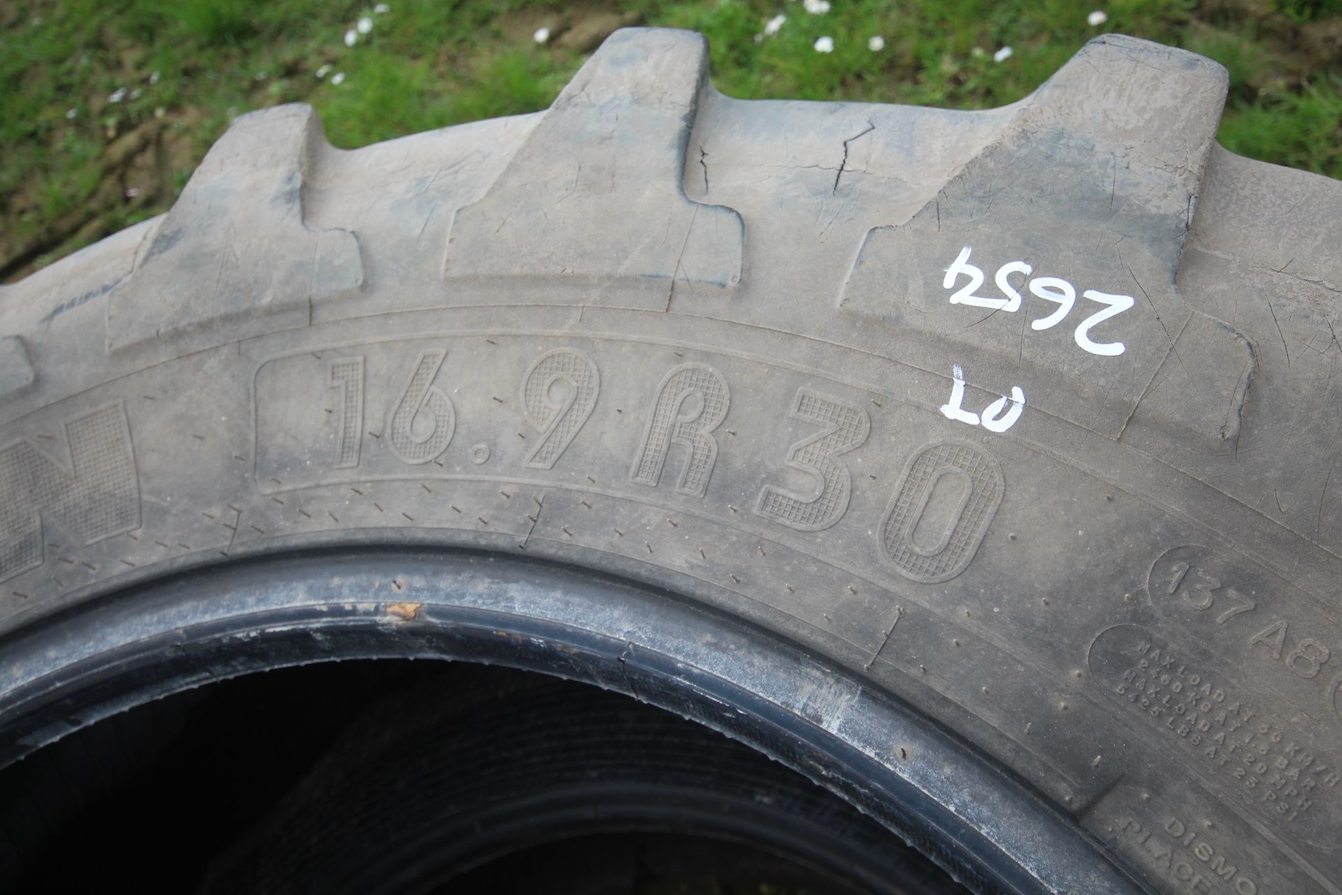Set of tyres. Comprising 520/85R42 rears and 16.9R - Bild 5 aus 9