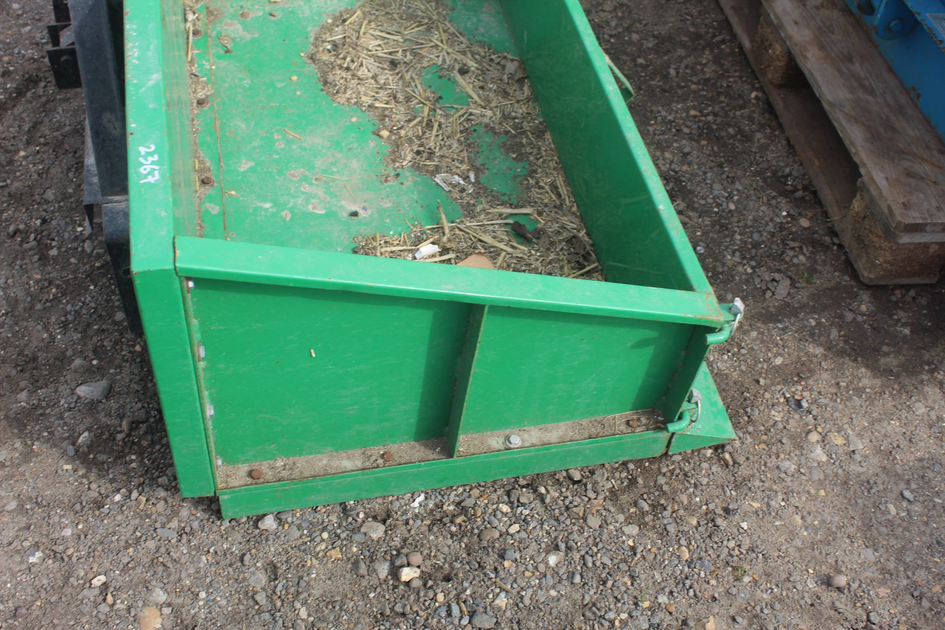 Small tipping transport box. V - Image 6 of 11