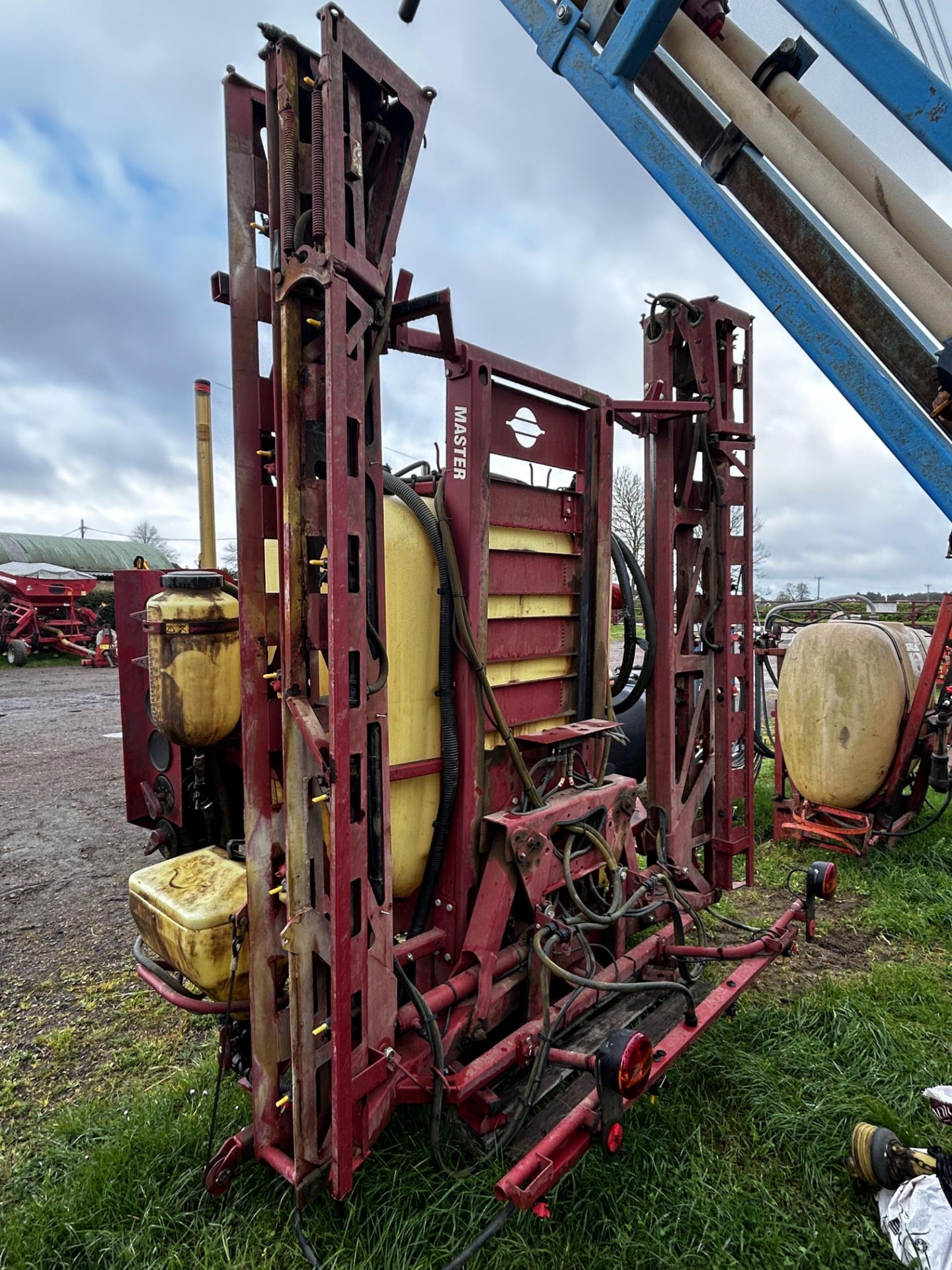 **UPDATED PHOTOGRAPHS** Hardi 12m hydraulic folding sprayer. Owned from new. For sale due to - Image 3 of 4