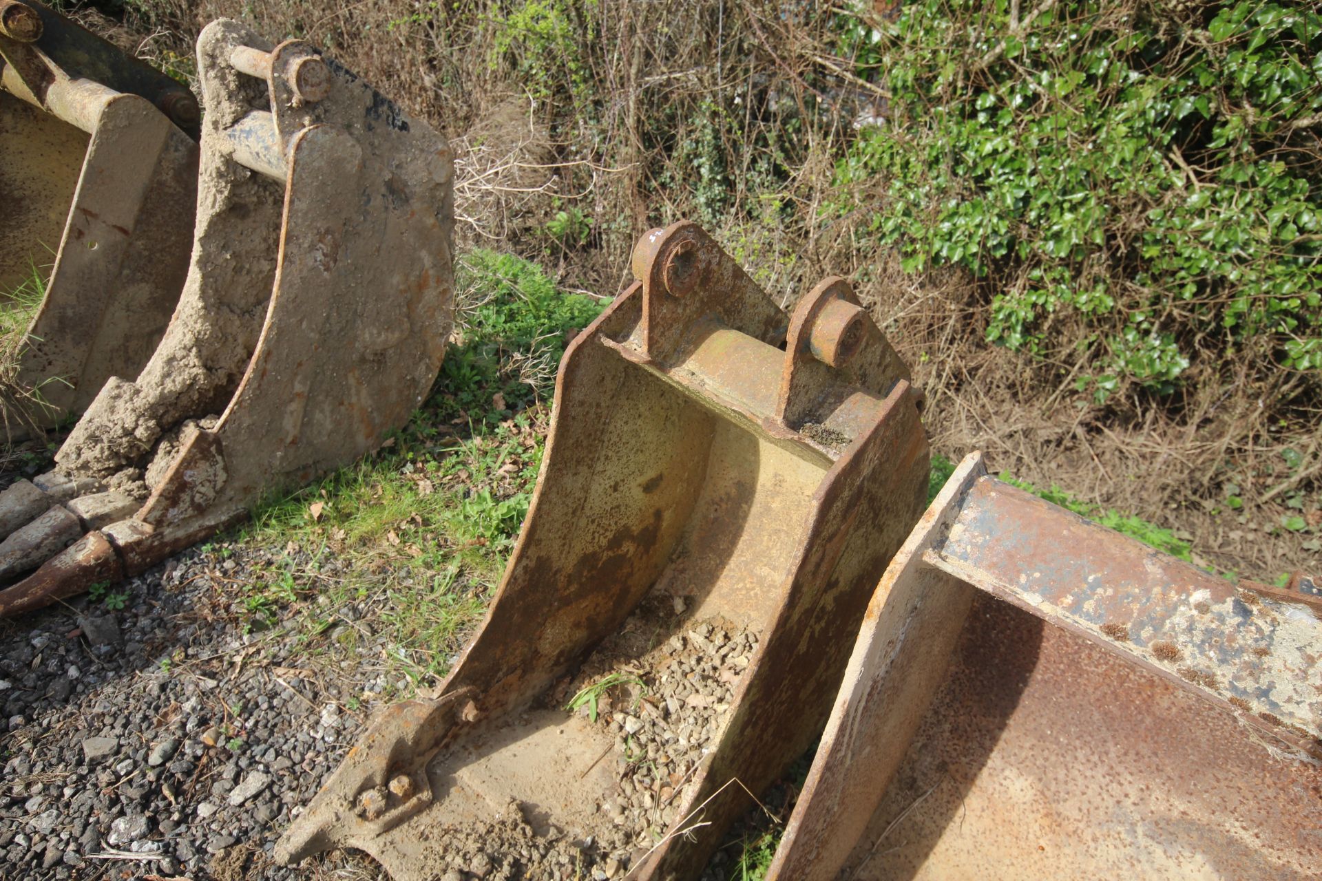 4x excavator buckets. To include 16.5in, 36in, 16.5in and 70in grading. For sale on behalf of the - Image 6 of 7