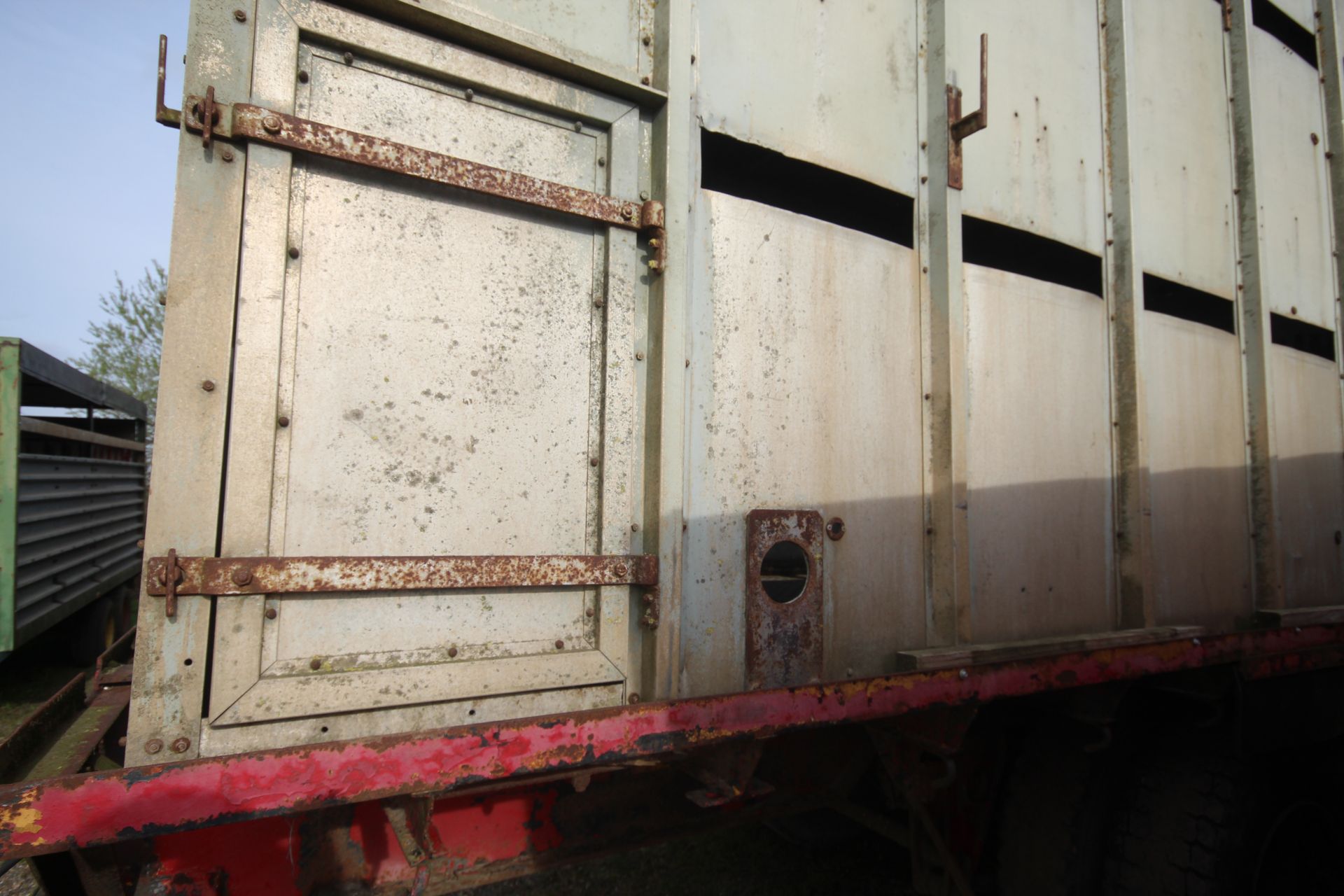 19ft 6in twin axle tractor drawn livestock trailer. Ex-lorry drag. With steel suspension and twin - Image 12 of 34