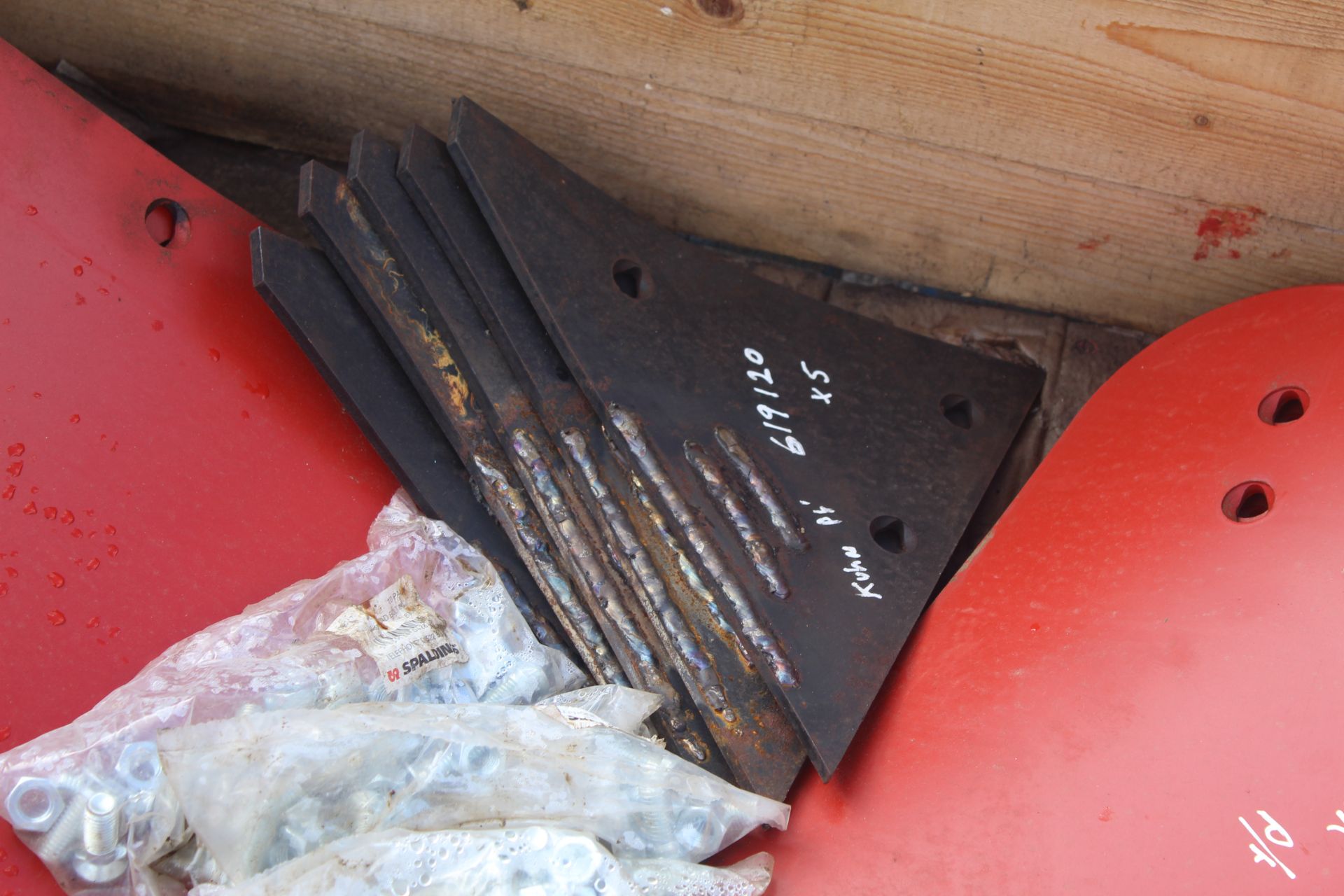 Quantity of unused Kuhn Plough parts. To include 5 pairs of H4 Mouldboards, 5 pairs of Cutters, 5 - Bild 4 aus 6