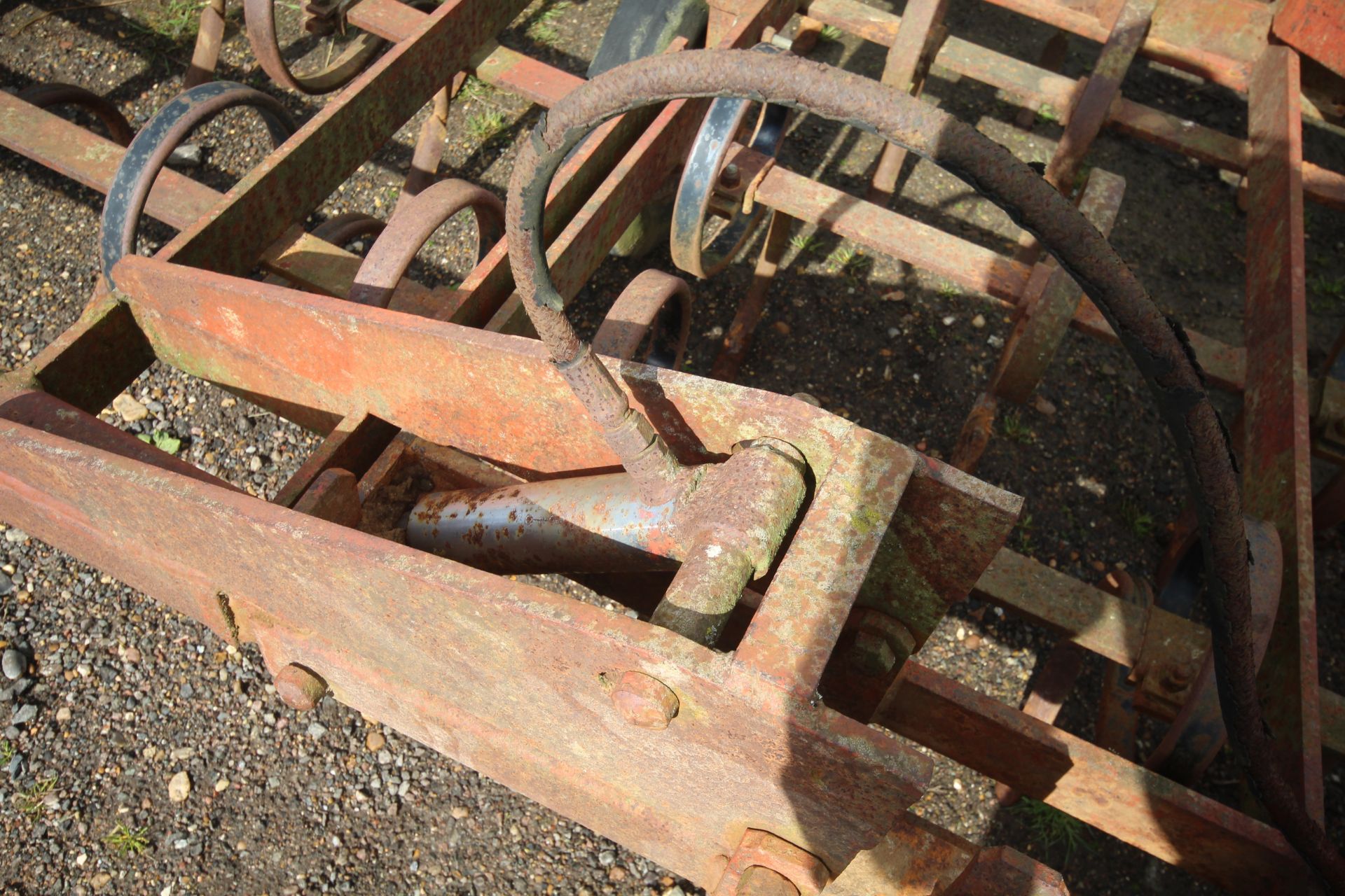 Rekord 5m mounted hydraulic folding spring tines. V - Image 11 of 16
