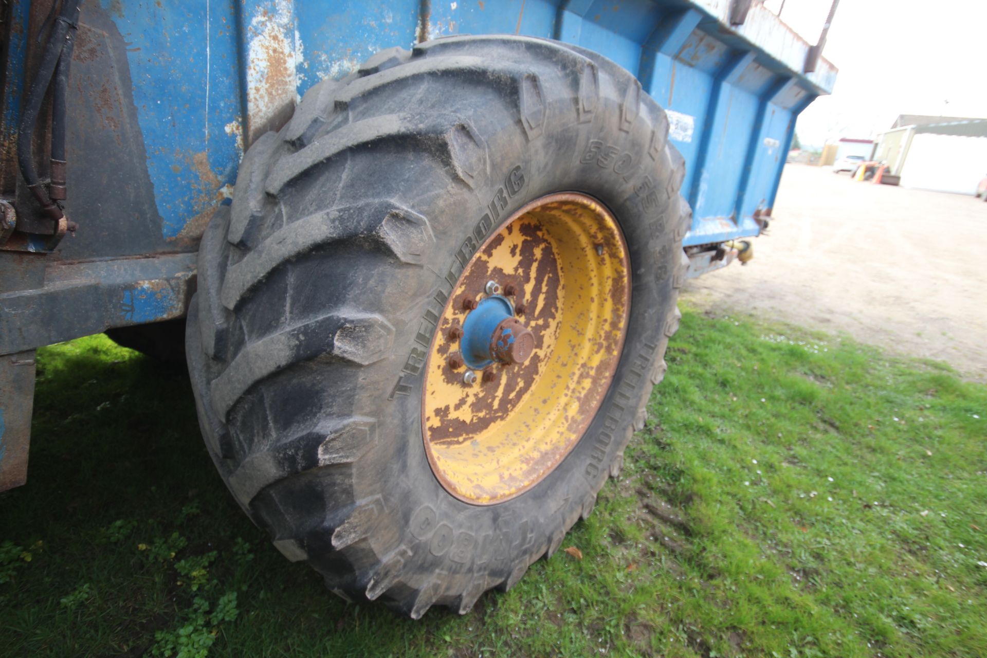 Bunning 12T single axle muck spreader. With twin vertical beaters, slurry door and removable - Image 25 of 31