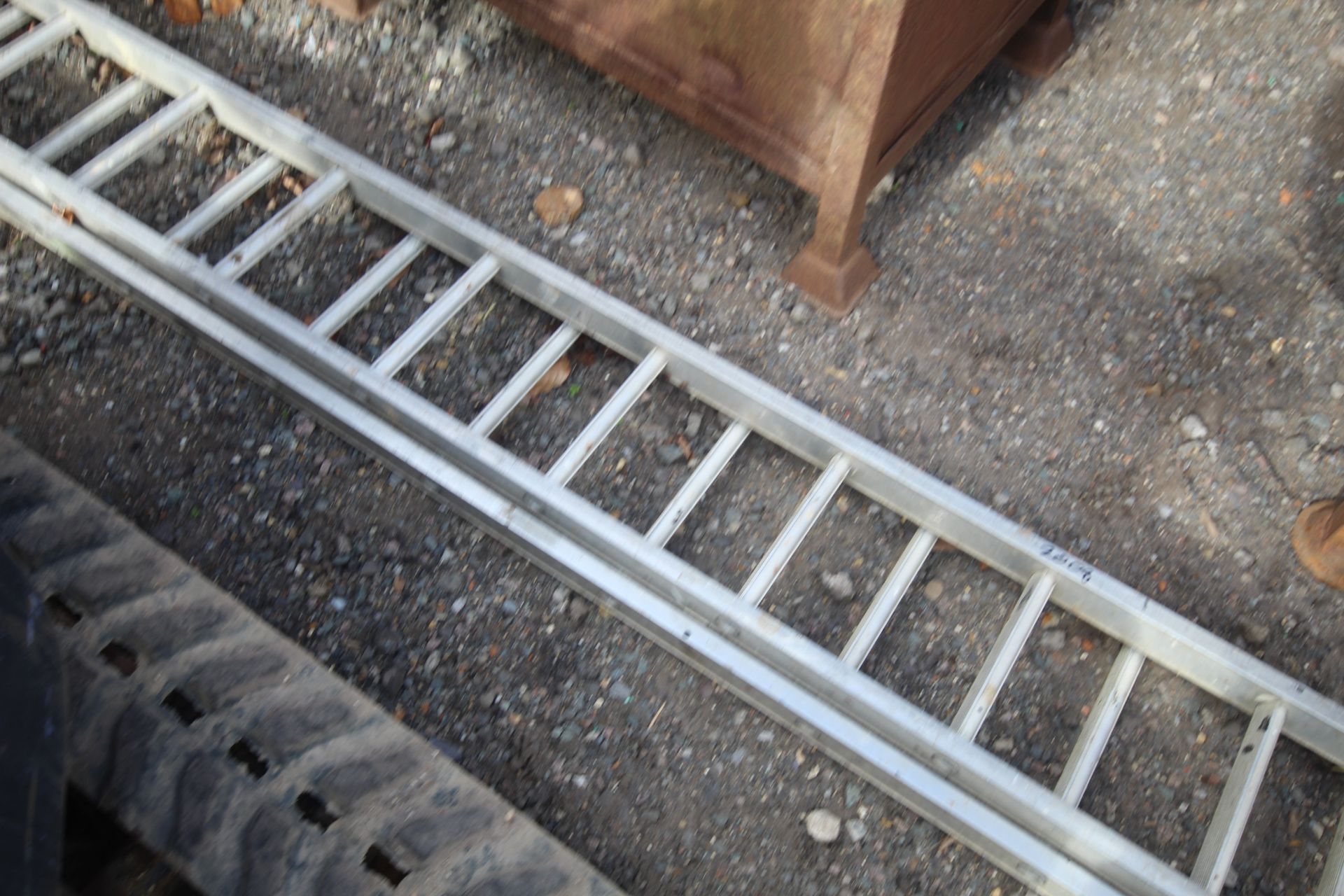 Extending aluminium ladder. - Image 4 of 7