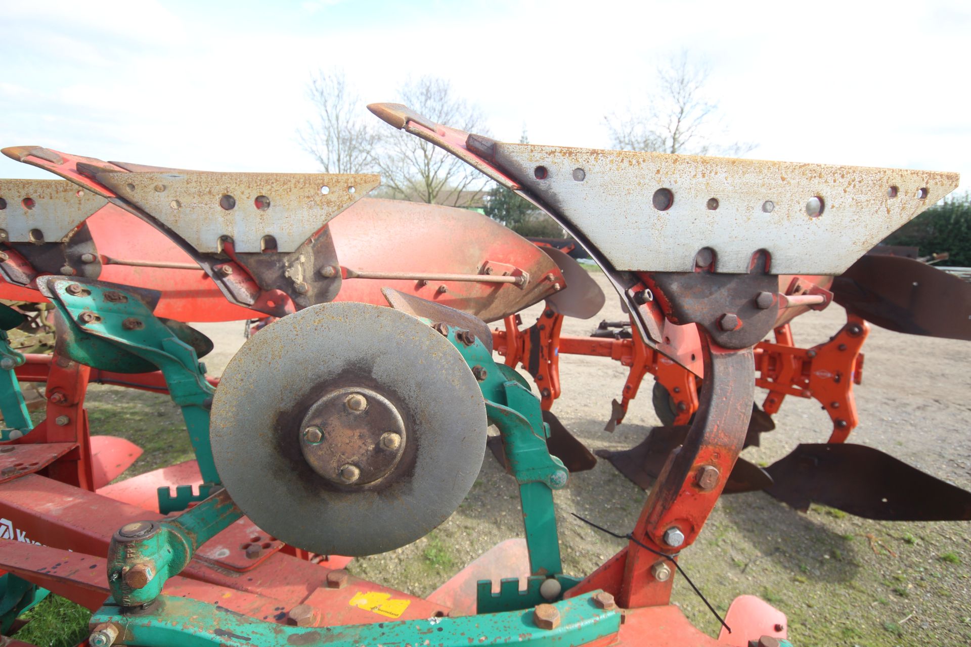 Kverneland LD85 5F reversible plough. With press arm. V - Image 20 of 29