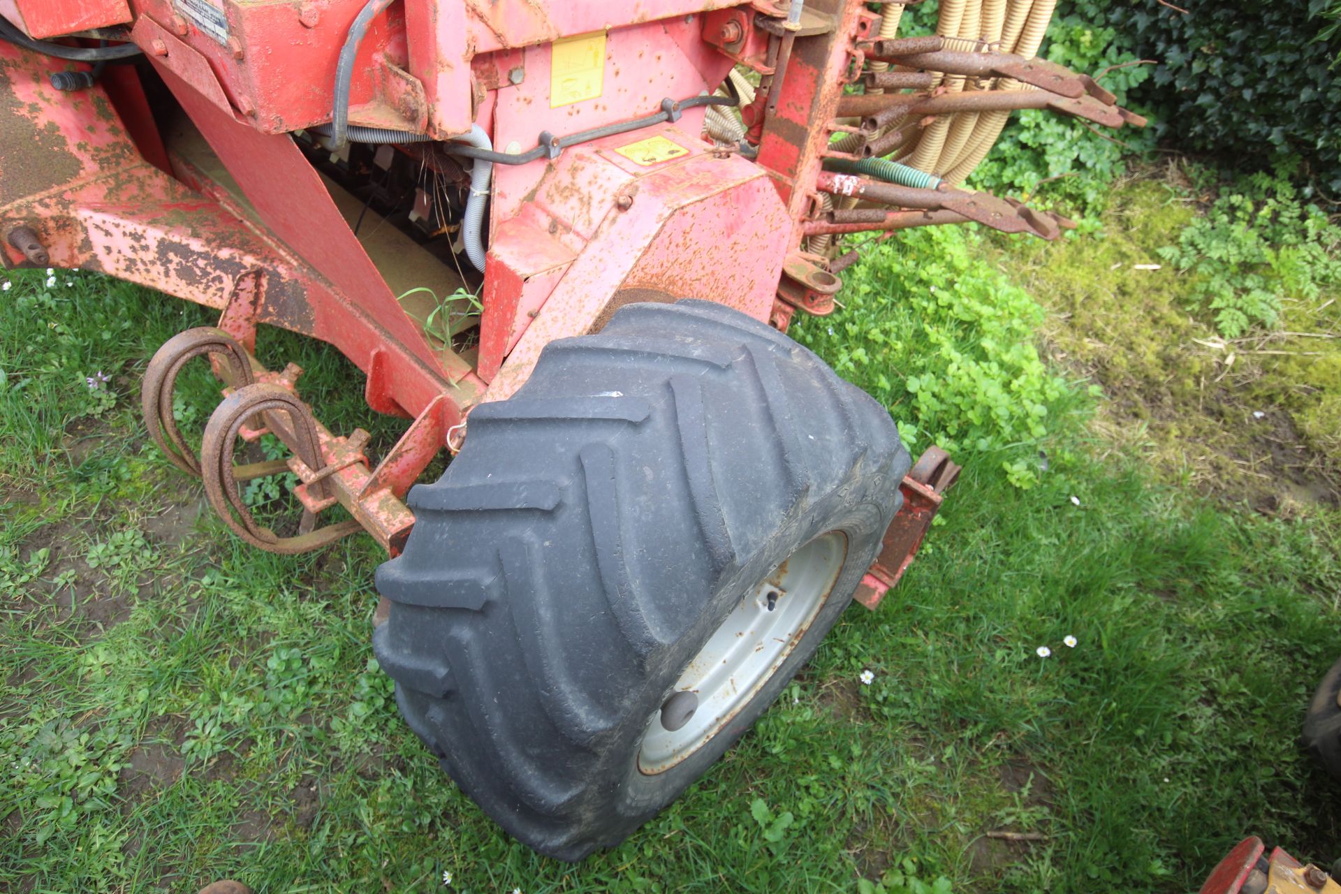 Massey Ferguson/ Vicon LZ510 hydraulic folding Suffolk coulter drill. - Image 8 of 25