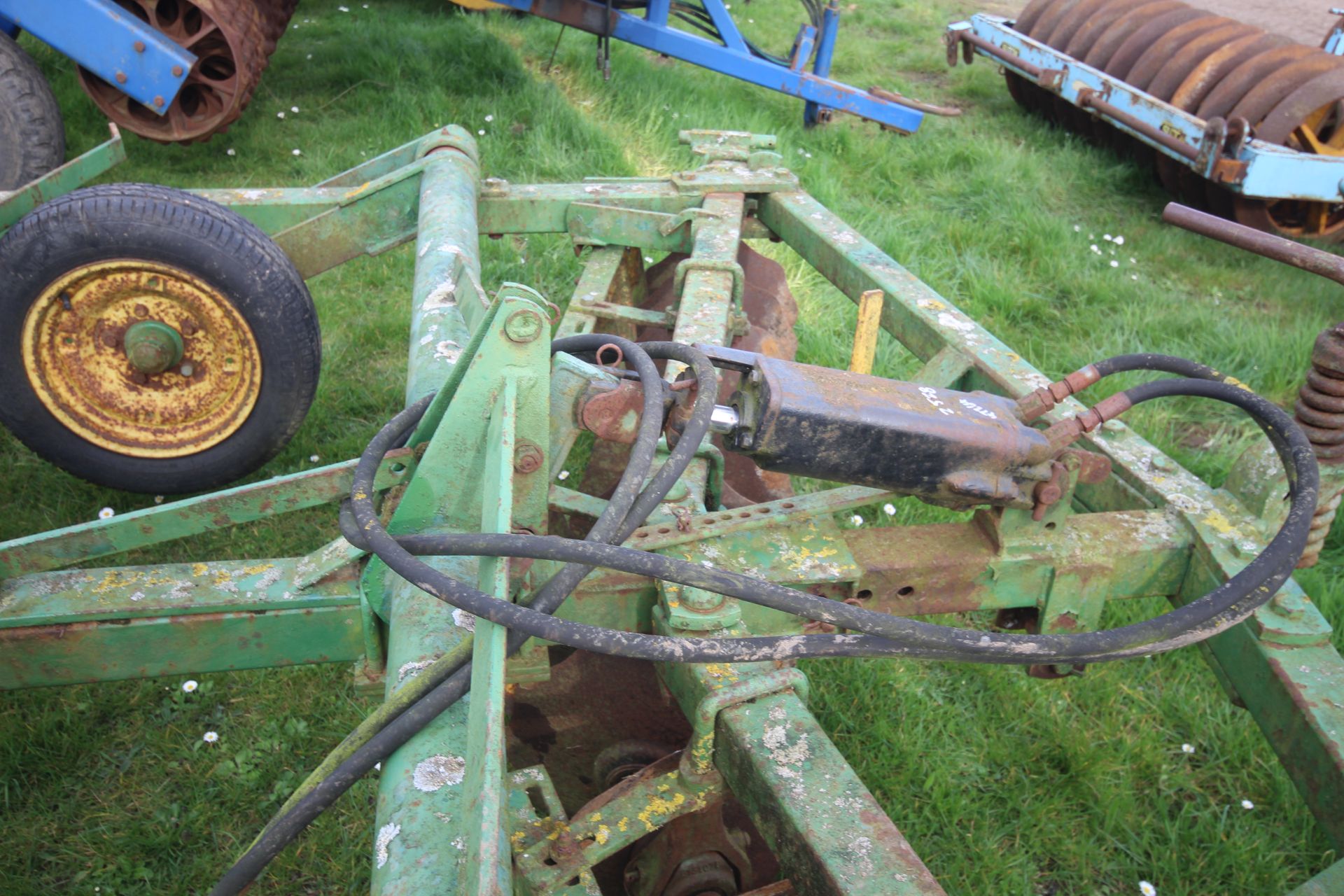 John Deere 3.5m trailed discs. For sale due to retirement. V - Image 13 of 15