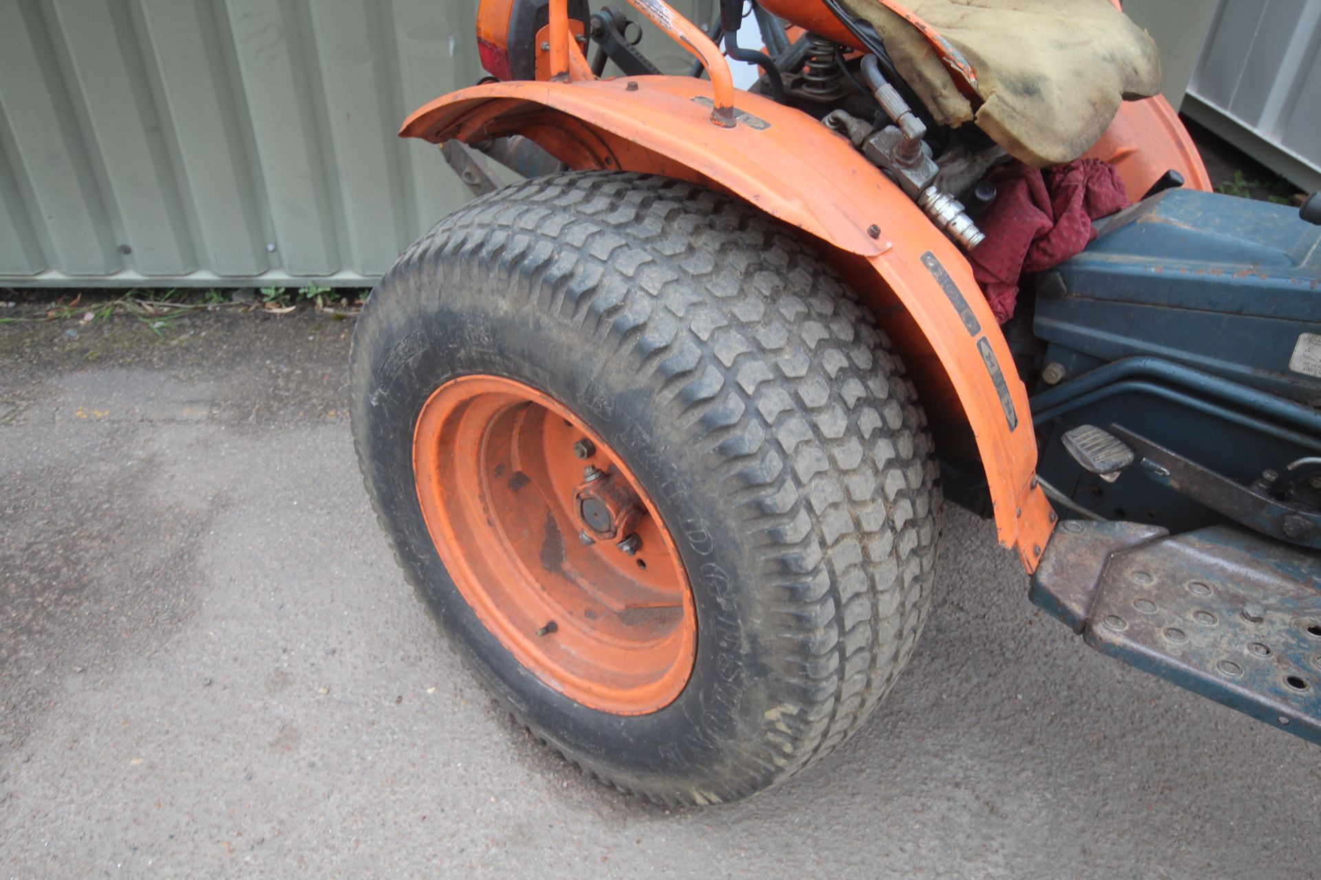 Kubota B7100 HST 4WD compact tractor. 3,134 hours. 29/12.00-15 rear turf wheels and tyres. Front - Bild 9 aus 41