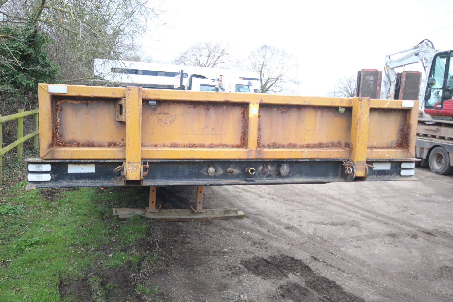 SM Trailers 37.3T 13.7m tri-axle step frame beavertail low loader trailer. Registration C198677. - Image 3 of 56