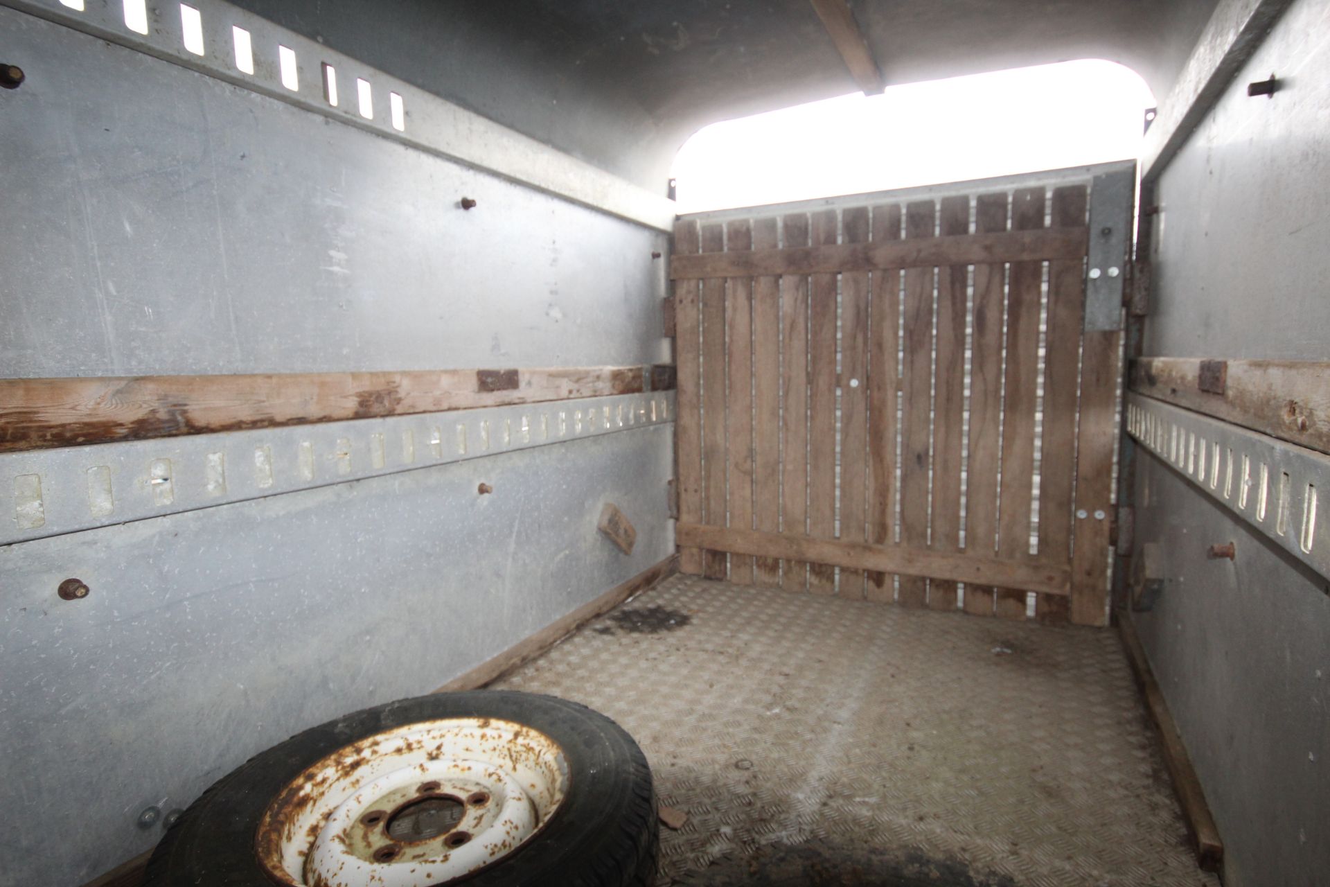 Twin axle livestock trailer. - Image 10 of 38