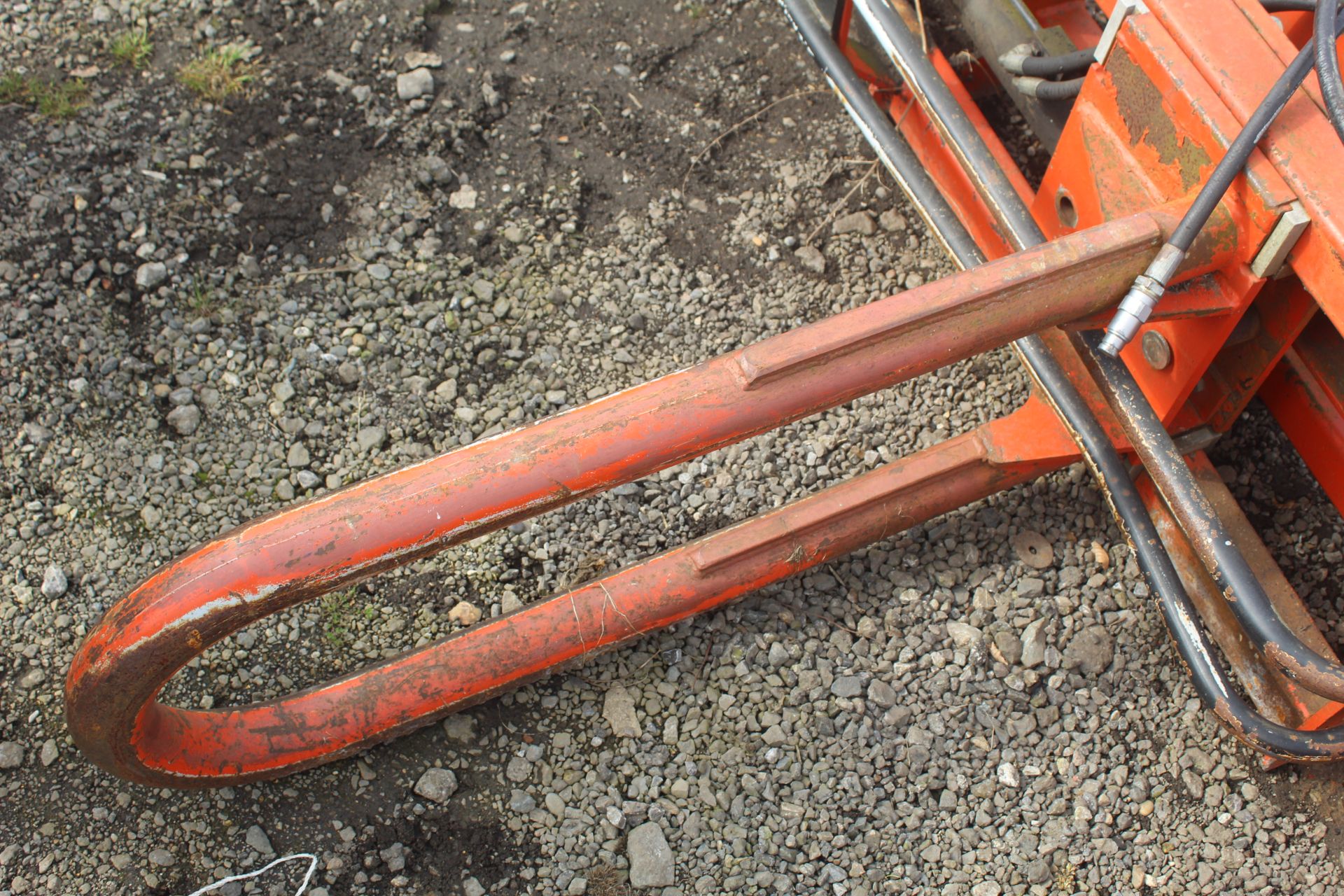 Browns hydraulic wrapped bale squeeze. Manitou brackets. V - Image 5 of 14