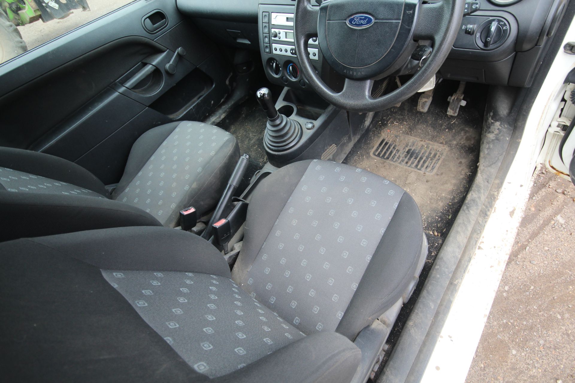 Ford Fiesta TDCi 1.4L diesel van. Registration NC04 XBH. Date of first registration 22/06/2004. 92, - Bild 30 aus 48