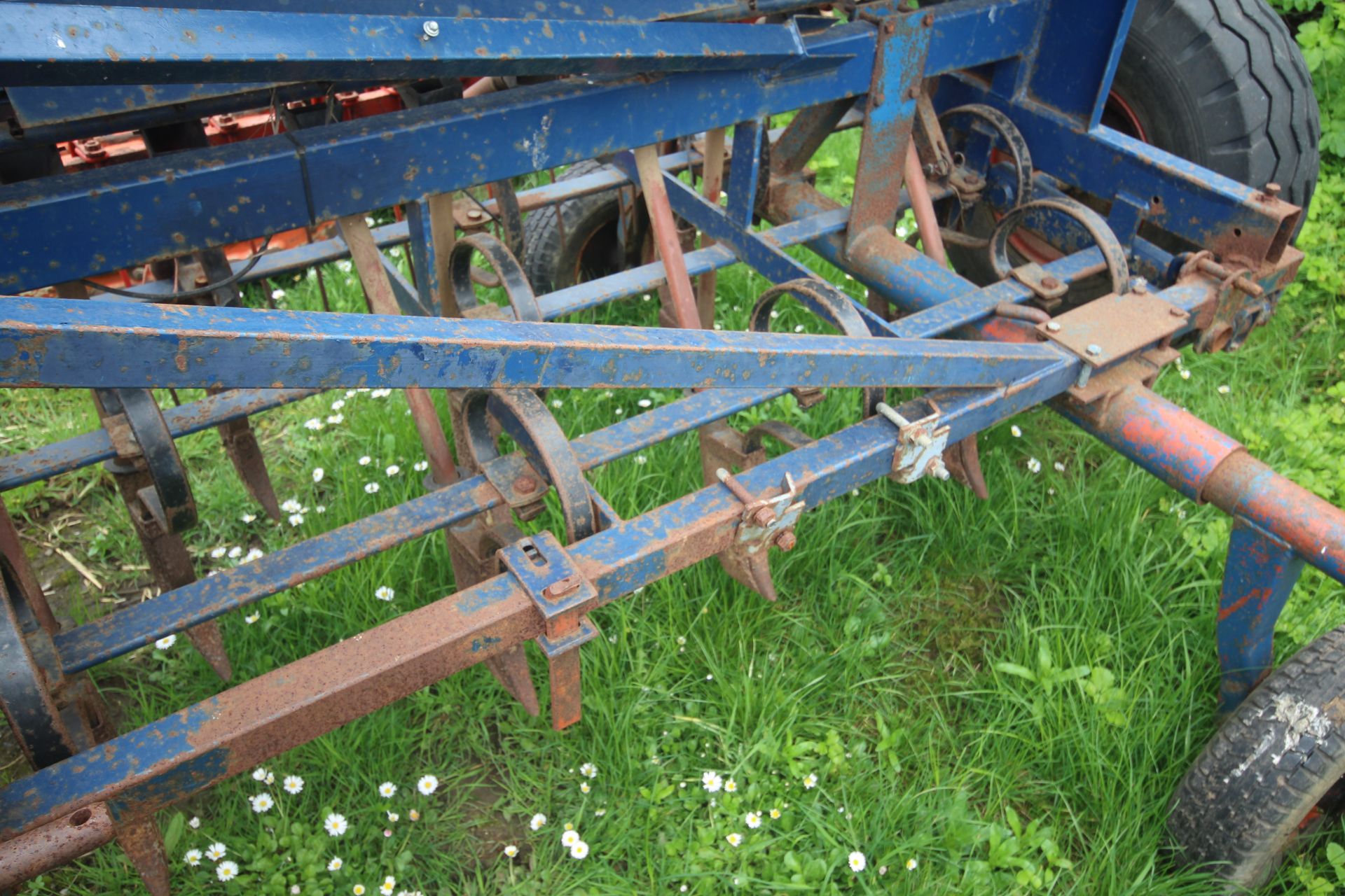 Ransomes Nordsten Lift-o-matic CLE400 4m spring tine drill. With end tow. V - Image 15 of 29