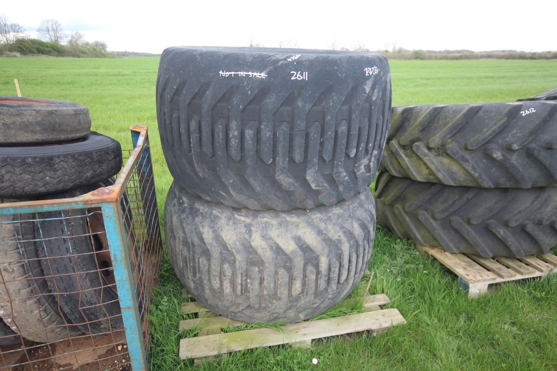 2x 700/50-26.5 flotation wheels and tyres.