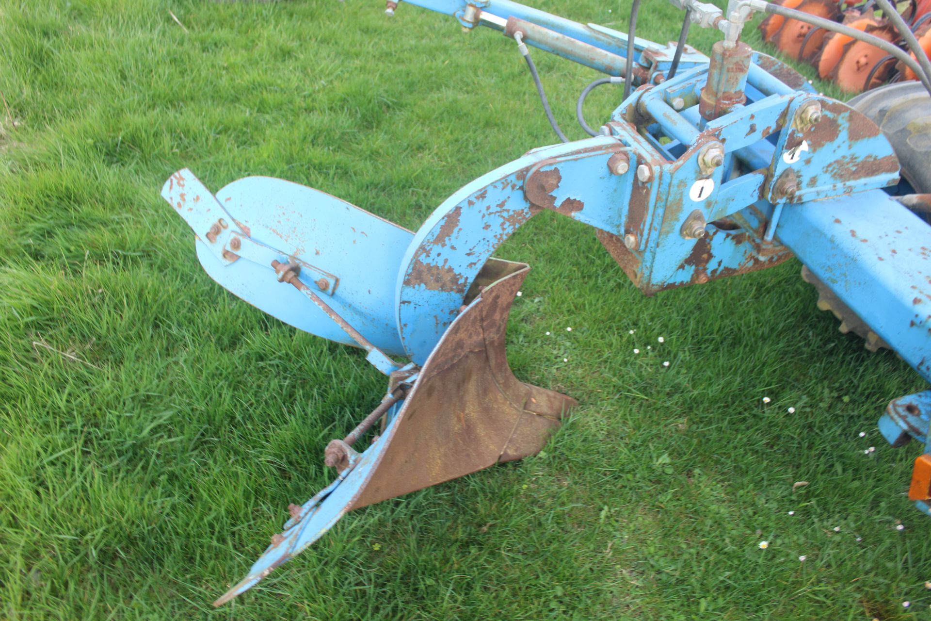 Standen hydraulic folding four row bed former. Serial number 298. 2011. With bout marker brackets - Image 16 of 36