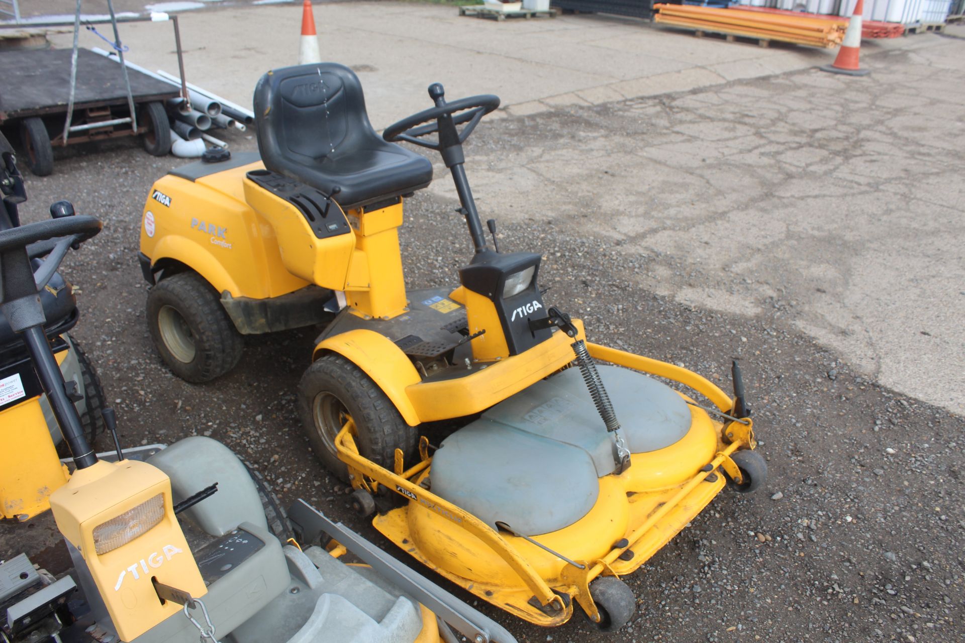 Stiga Park Comfort hydrostatic 2WD ride-on out front mower. 2005. Key held. - Image 2 of 24