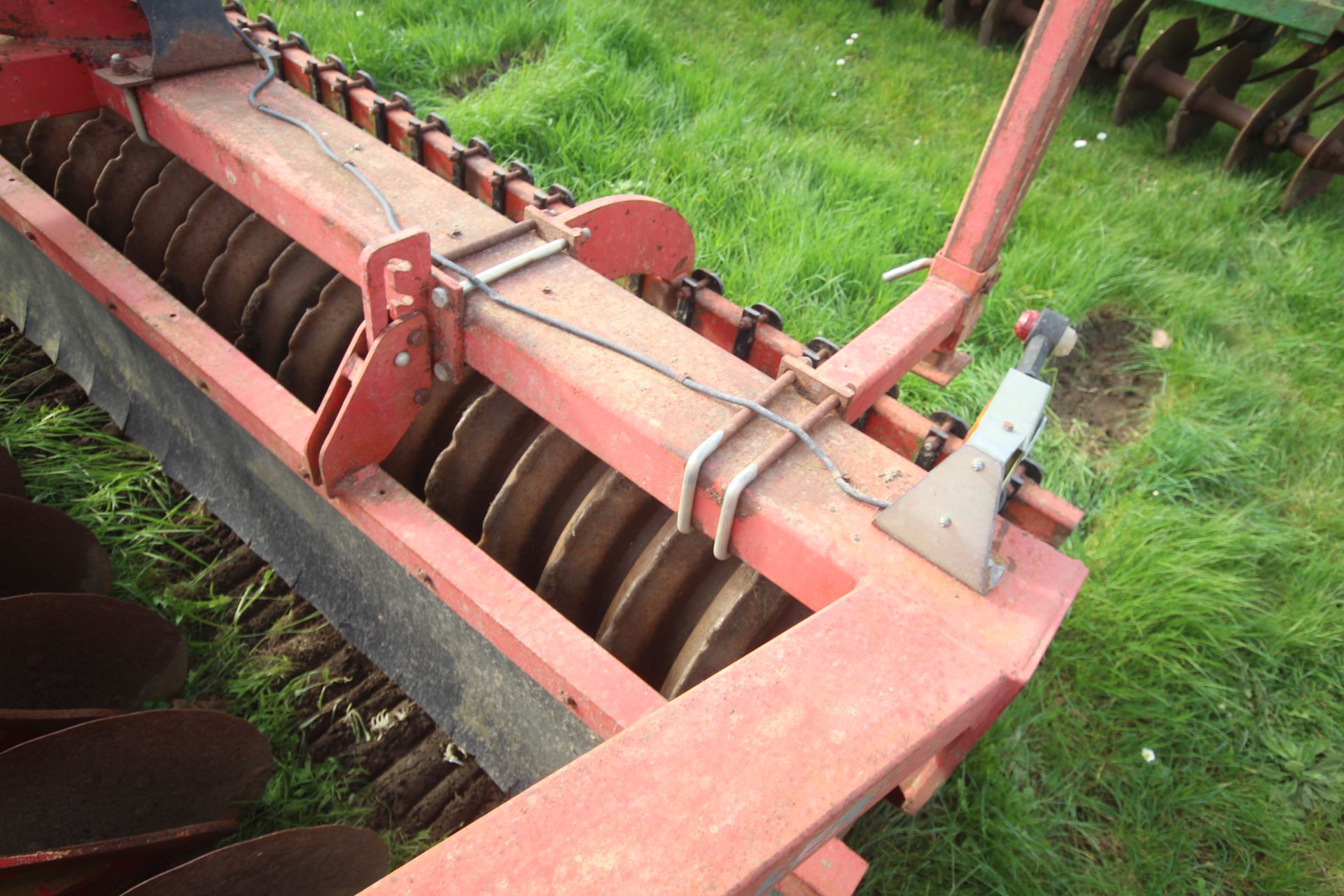 HeVa 3.5m Combi-Lift 7 lege subsoiler. Coupled to HeVa Disc Roller. Comprising two rows of discs and - Image 12 of 31