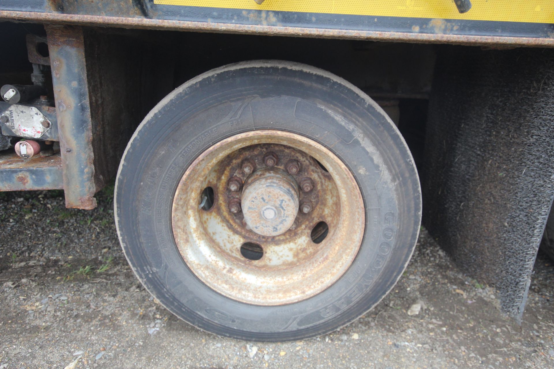 SM Trailers 37.3T 13.7m tri-axle step frame beavertail low loader trailer. Registration C198677. - Image 20 of 56