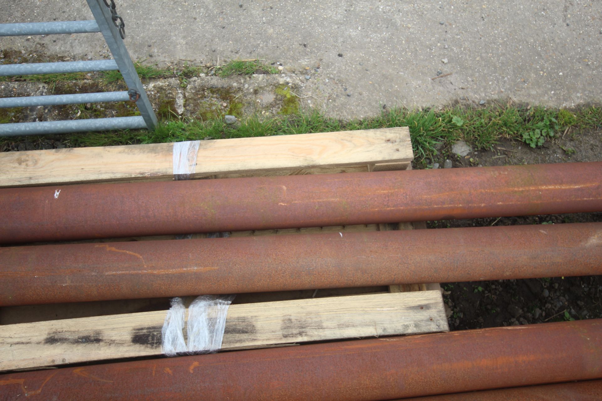 2x lengths of heavy duty steel tube. - Image 4 of 7