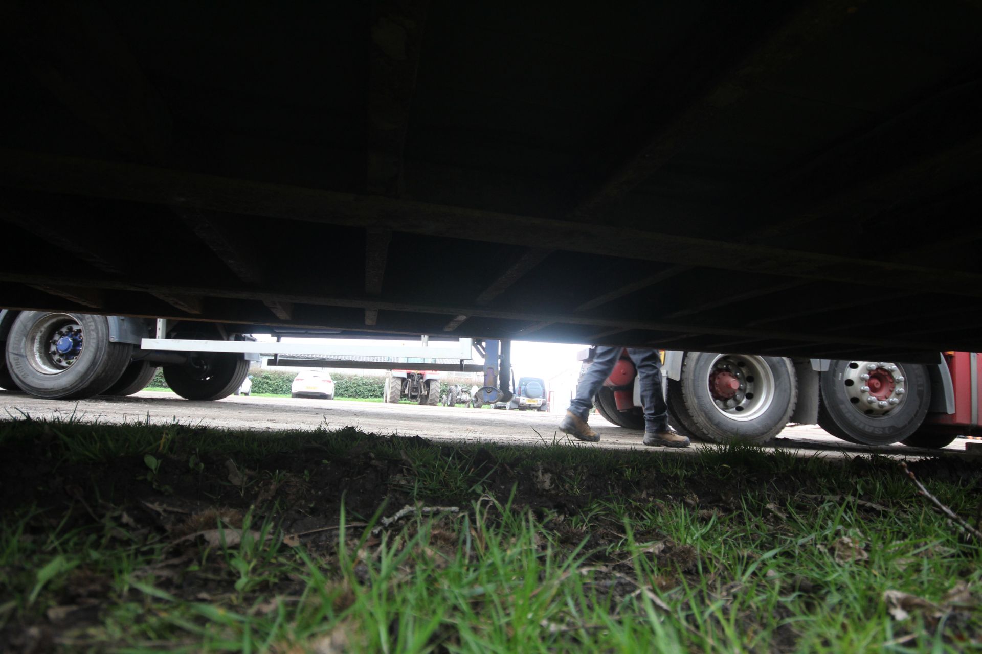 SM Trailers 37.3T 13.7m tri-axle step frame beavertail low loader trailer. Registration C198677. - Image 50 of 56