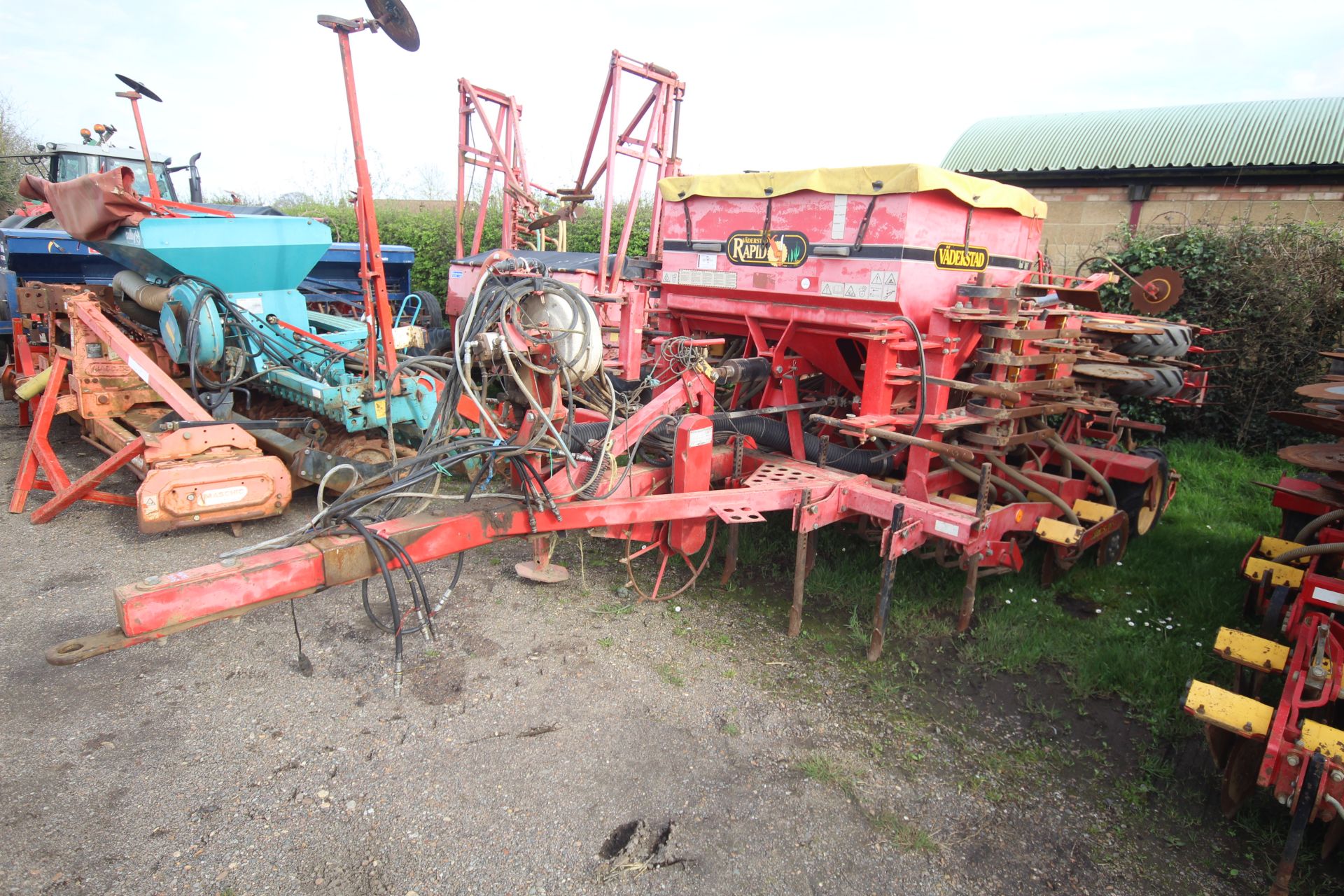 Vaderstad Rapid 400F 4m drill. Comprising rigid tines, two rows of disc coulters, tyre packer,
