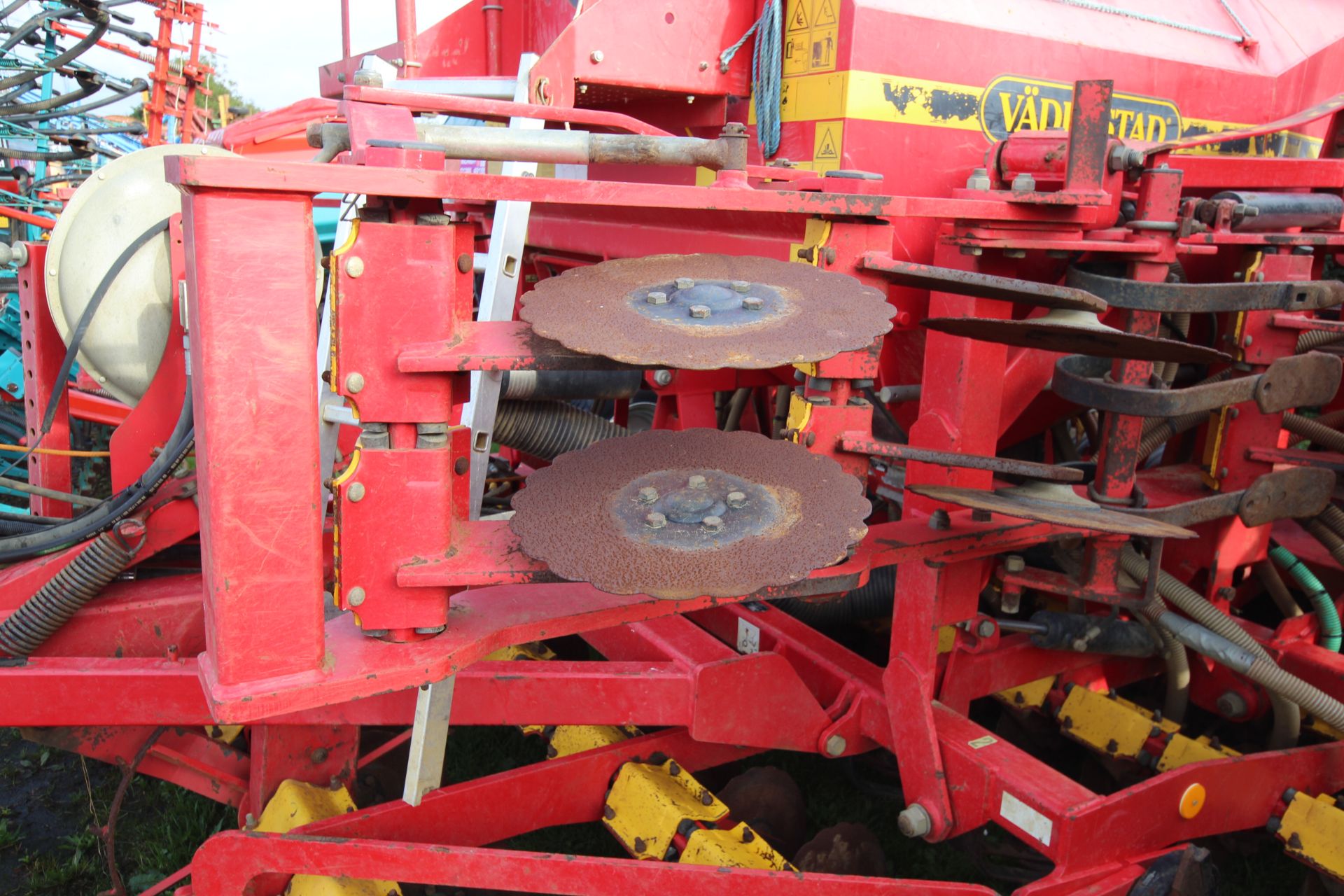 Vaderstad Rapid 400F 4m System Disc drill. With smooth tyre packer, front packer and spares. Control - Image 14 of 56