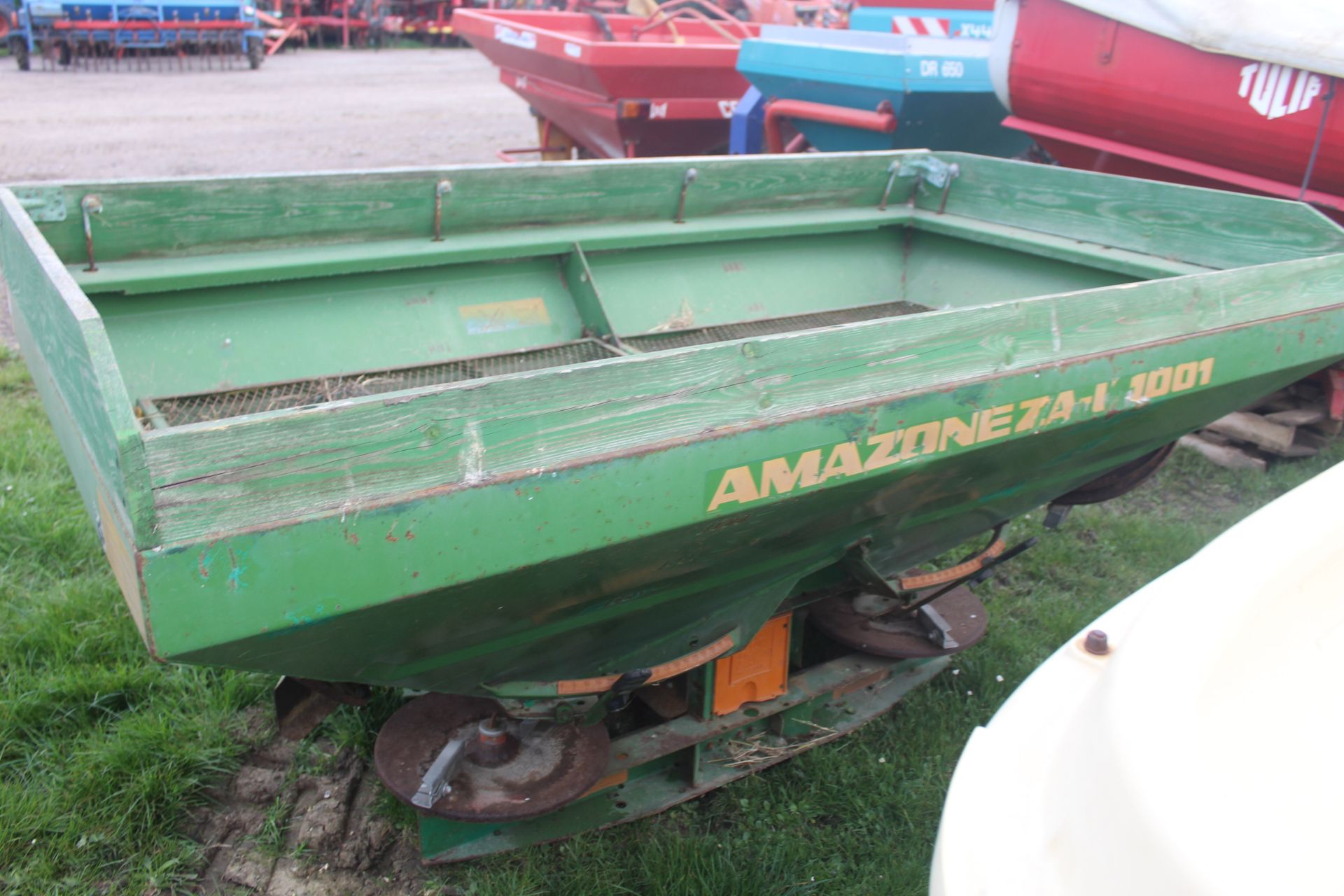 Amazone ZA-U 1001 twin disc fertiliser spreader. For sale due to retirement. V - Image 7 of 14