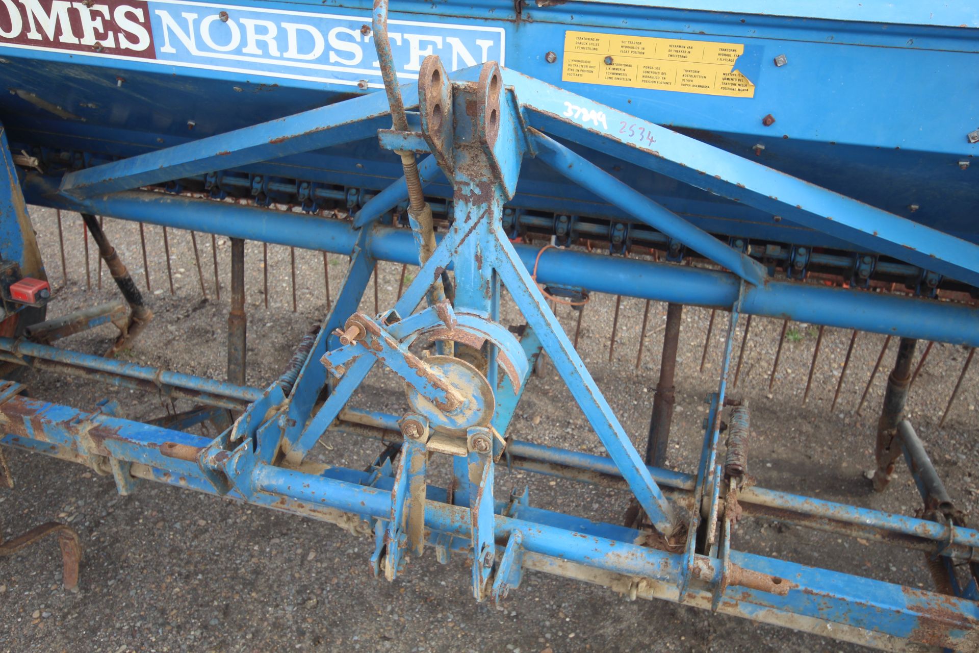 Nordsten 3m spring tine drill. Previously used for maize. Manual held. V - Image 2 of 56
