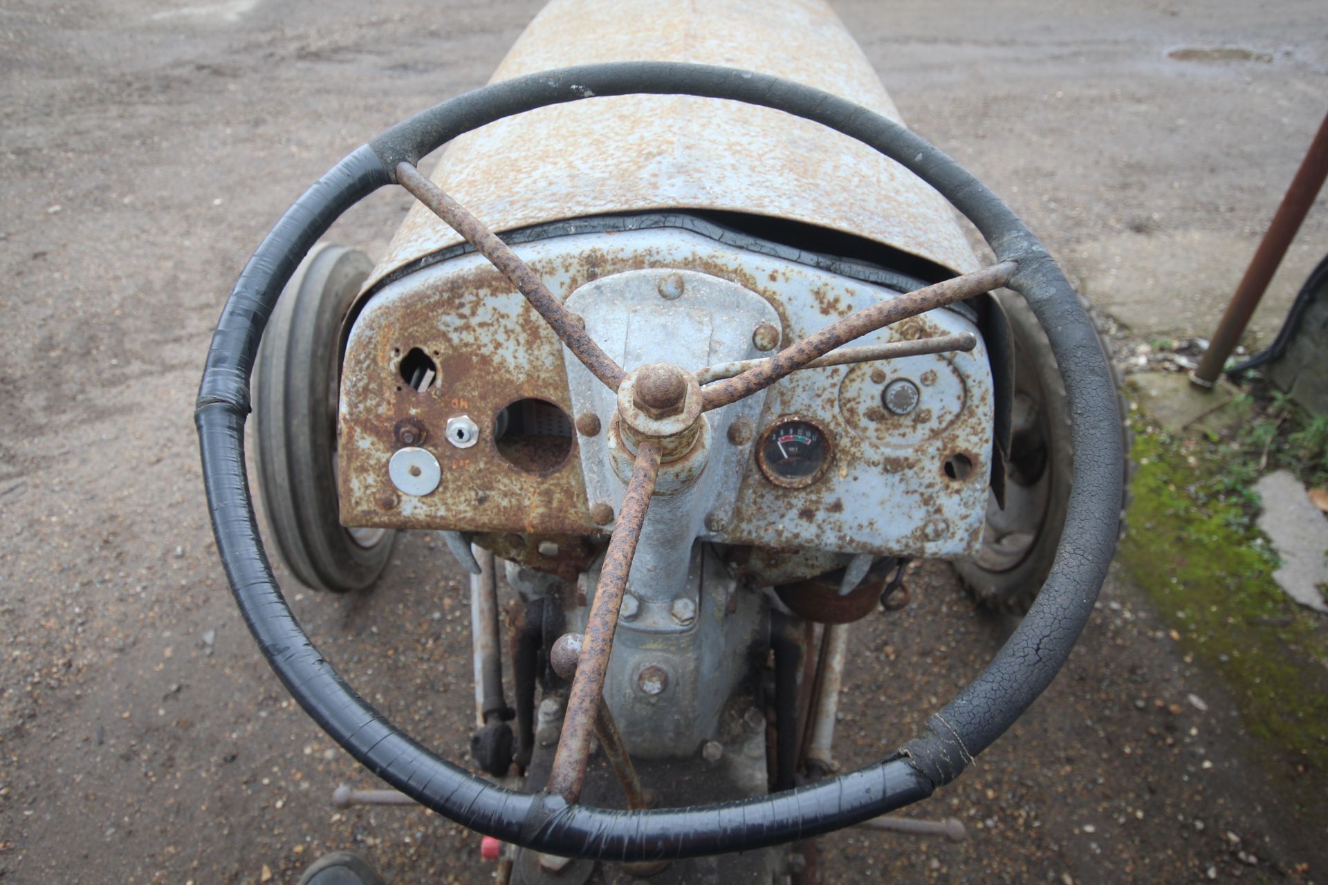 Ferguson TED 20 Petrol/ TVO 2WD tractor. 1953. Serial number 201176. Key held. V - Bild 36 aus 45