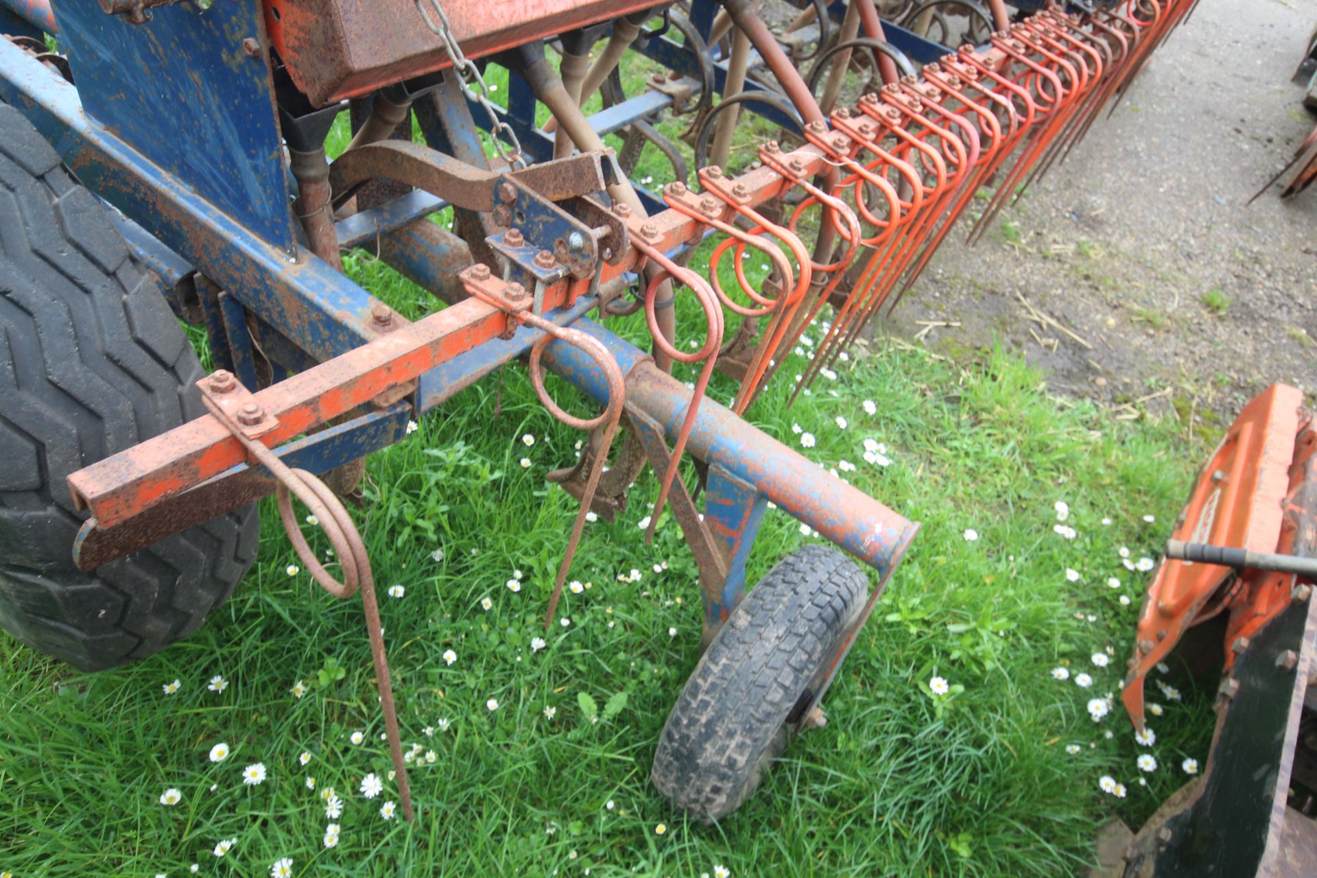 Ransomes Nordsten Lift-o-matic CLE400 4m spring tine drill. With end tow. V - Image 20 of 29