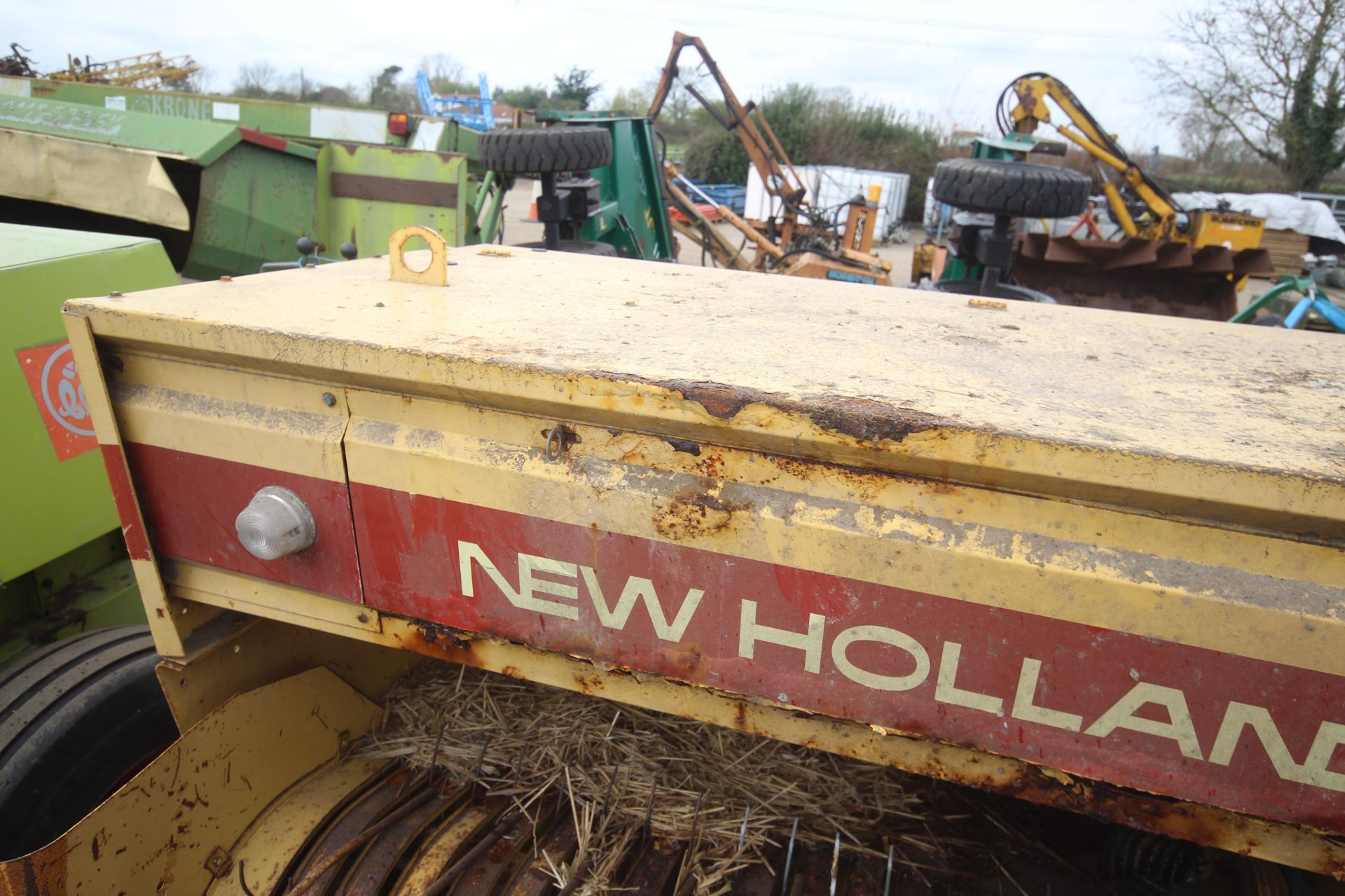 New Holland 945 conventional baler. V - Image 9 of 19