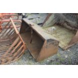 Loader bucket. JCB Q-Fit brackets. V