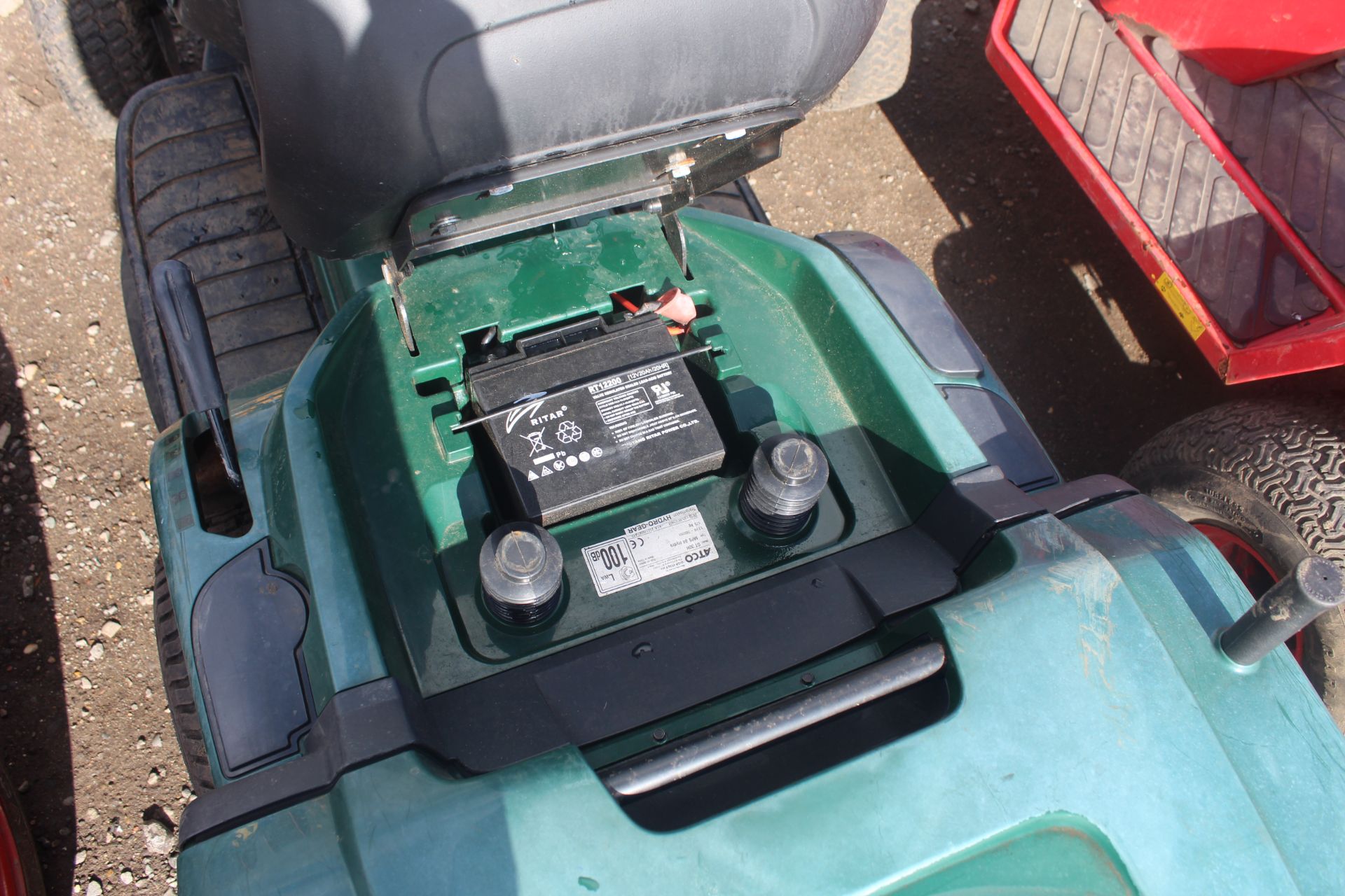 Atco GT30H hydrostatic ride-on mower. With collector. Key held. - Image 14 of 21